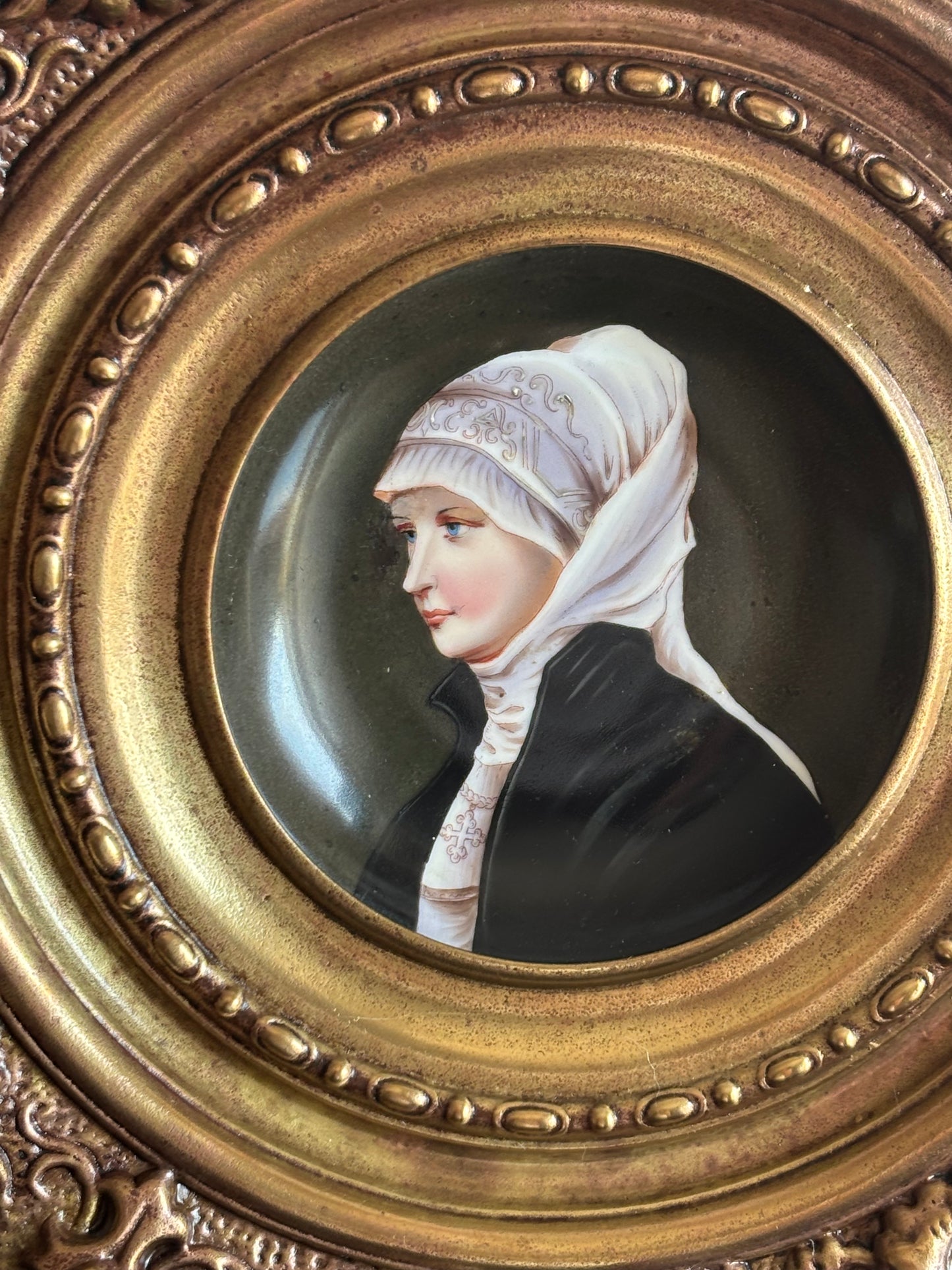 Piatto in ceramica con miniatura di nobildonna e cornice in metallo lavorato a sbalzo