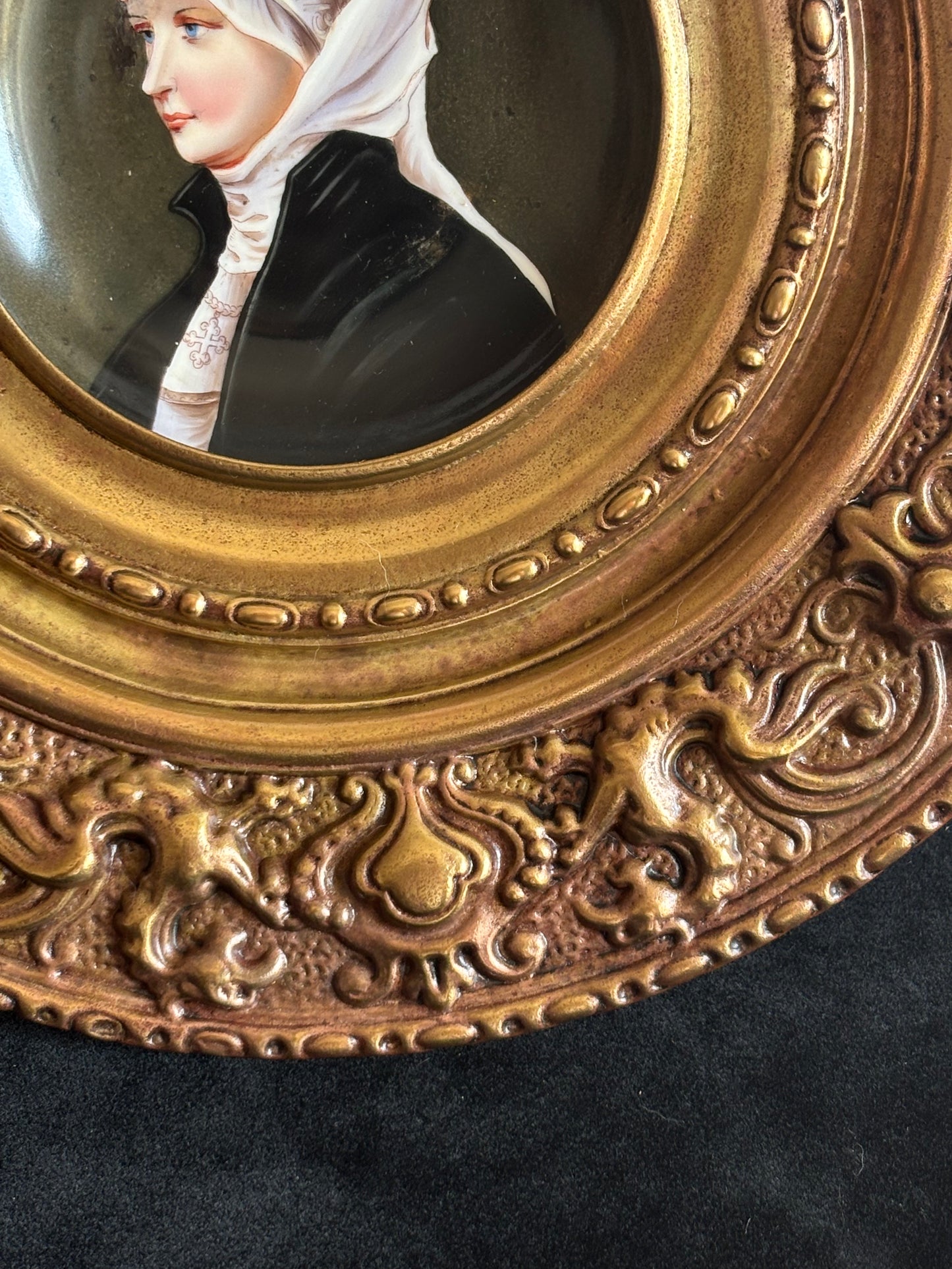 Piatto in ceramica con miniatura di nobildonna e cornice in metallo lavorato a sbalzo