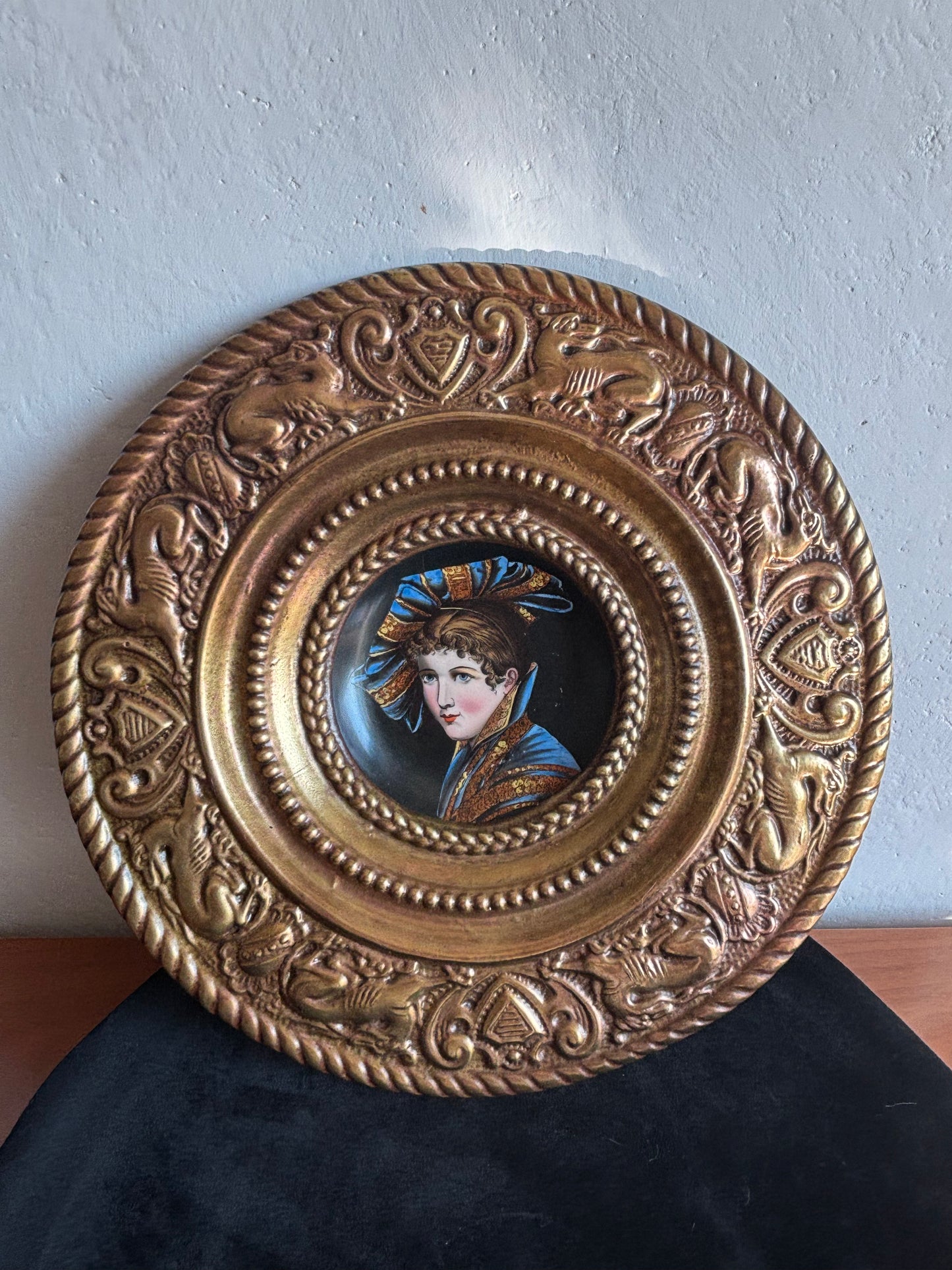 Miniatura in ceramica con cornice in metallo lavorato a sbalzo