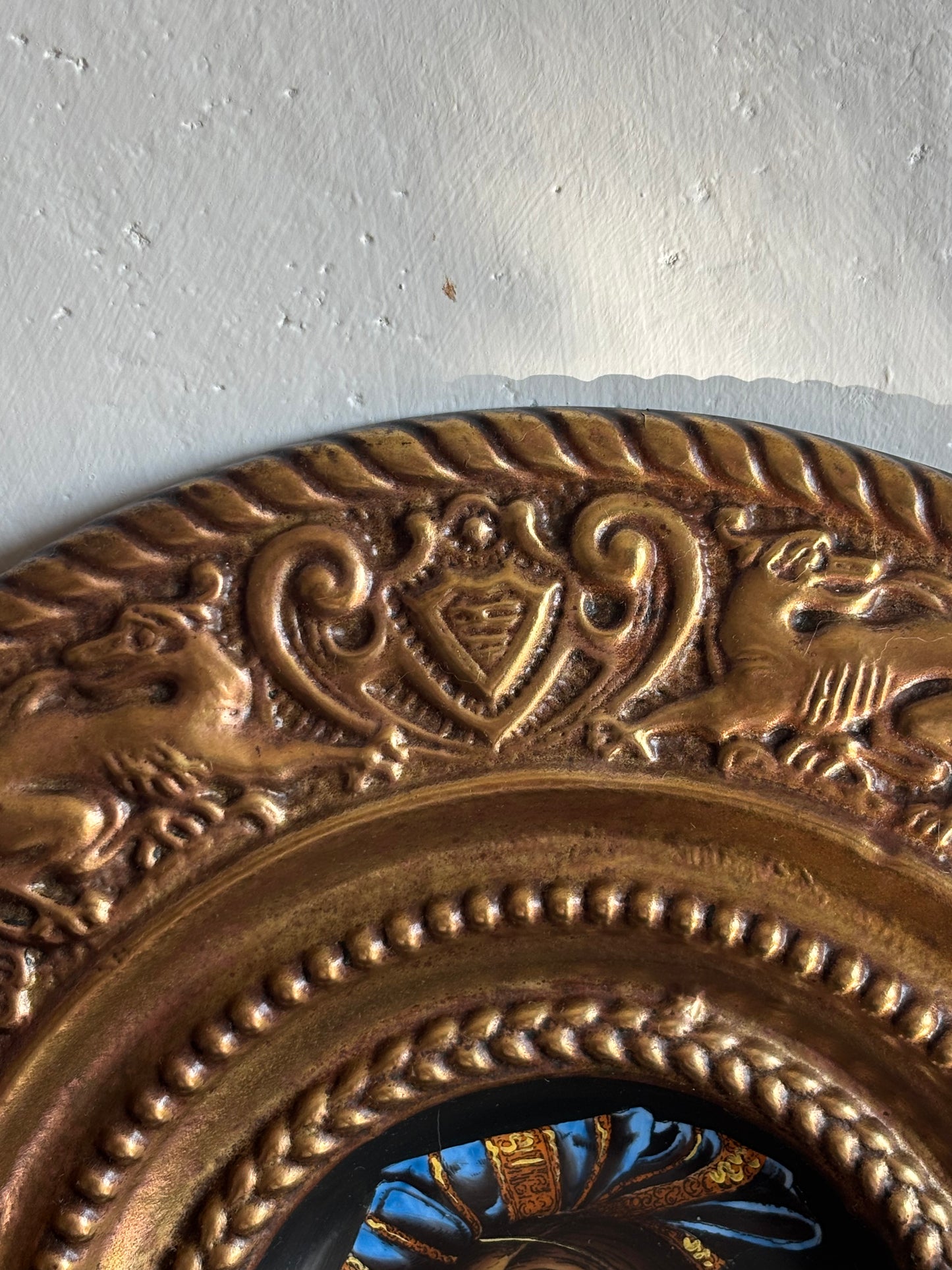 Miniatura in ceramica con cornice in metallo lavorato a sbalzo