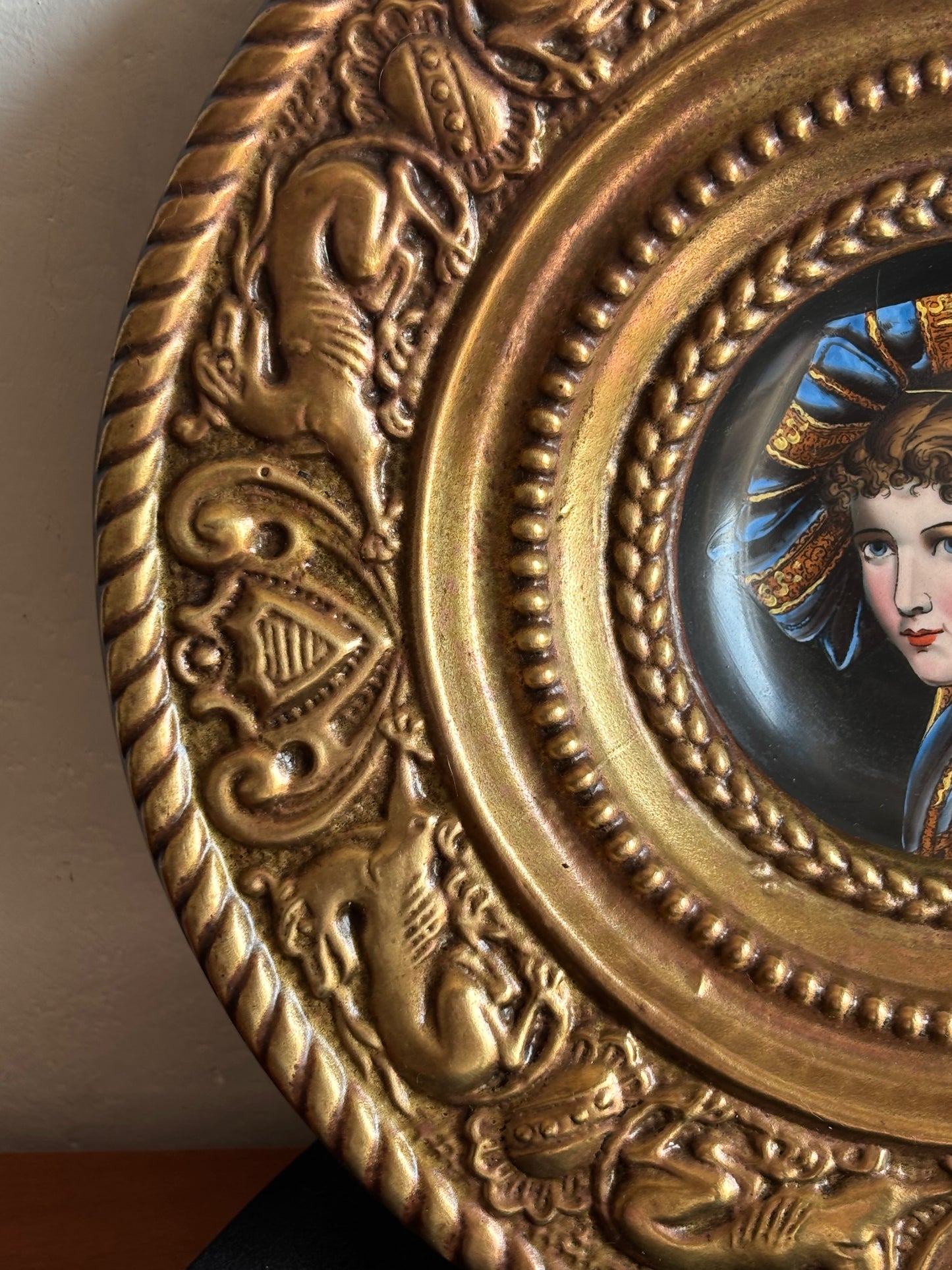 Miniatura in ceramica con cornice in metallo lavorato a sbalzo