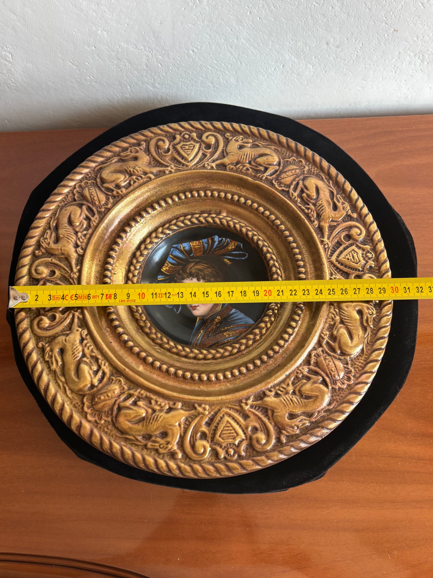 Miniatura in ceramica con cornice in metallo lavorato a sbalzo