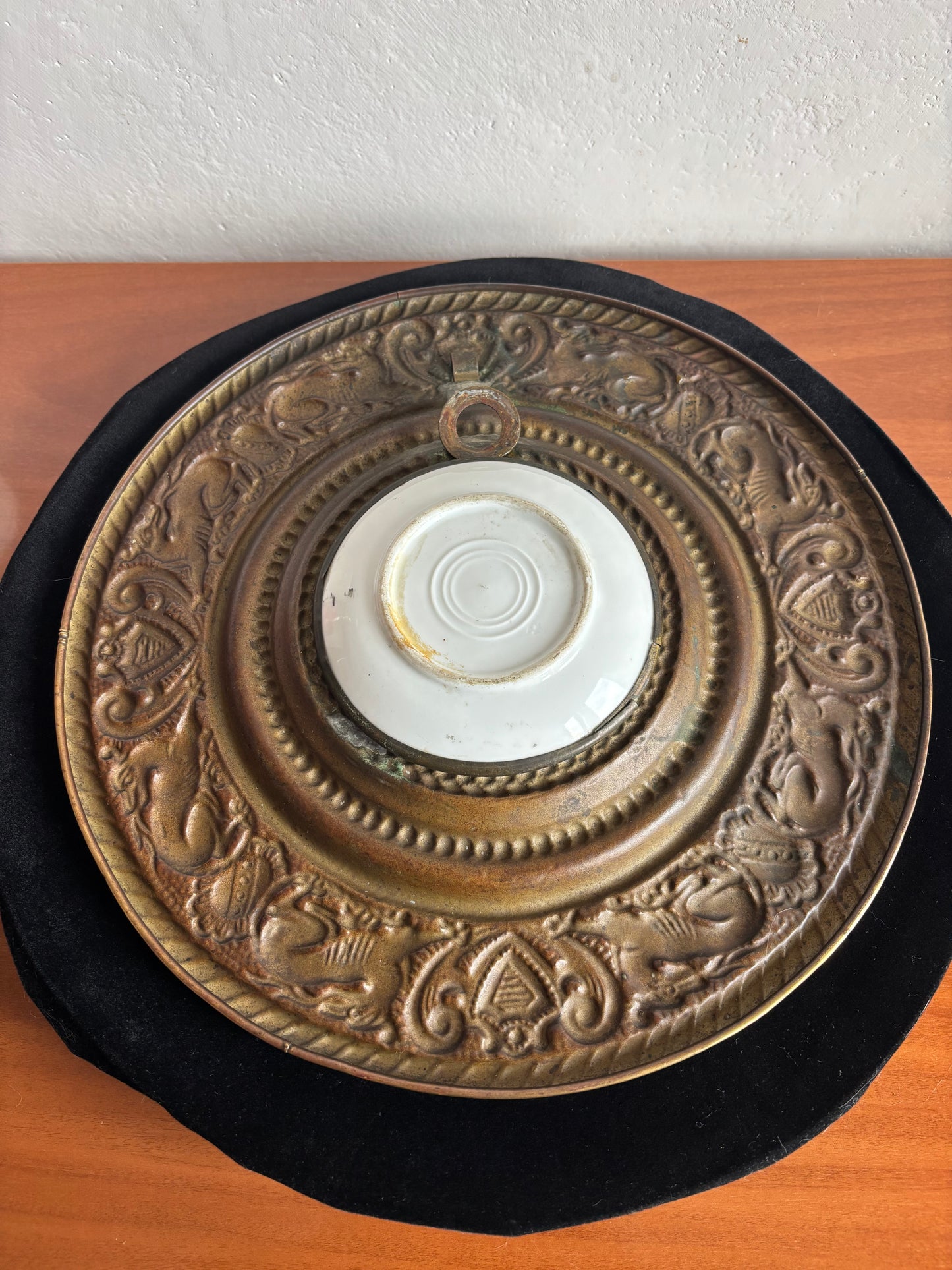 Miniatura in ceramica con cornice in metallo lavorato a sbalzo