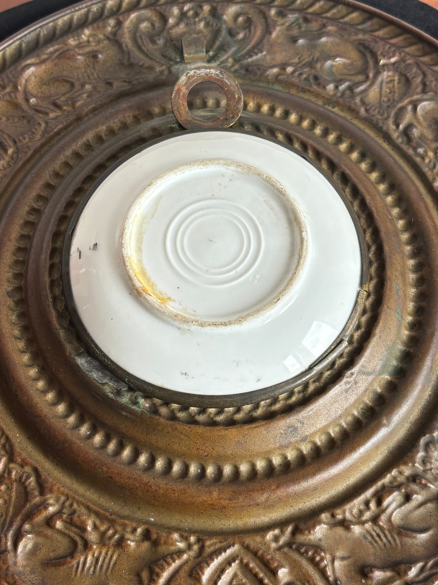 Miniatura in ceramica con cornice in metallo lavorato a sbalzo