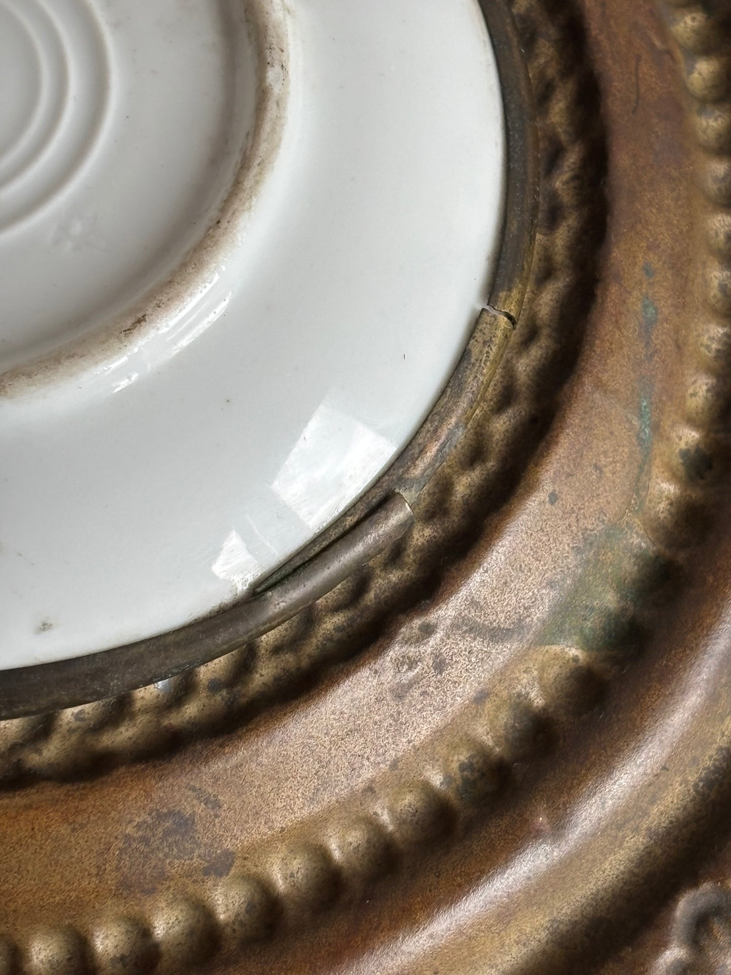 Miniatura in ceramica con cornice in metallo lavorato a sbalzo