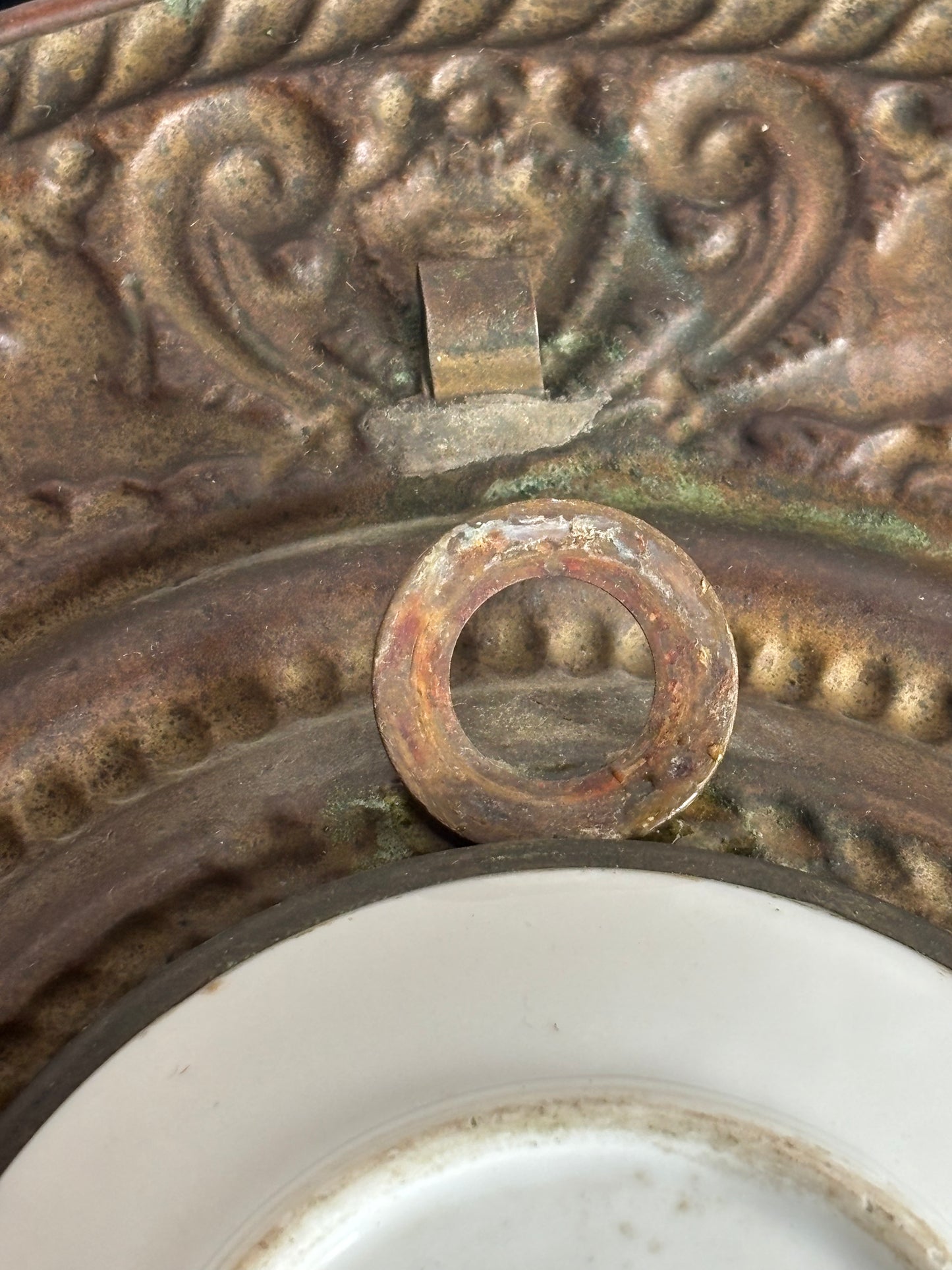 Miniatura in ceramica con cornice in metallo lavorato a sbalzo