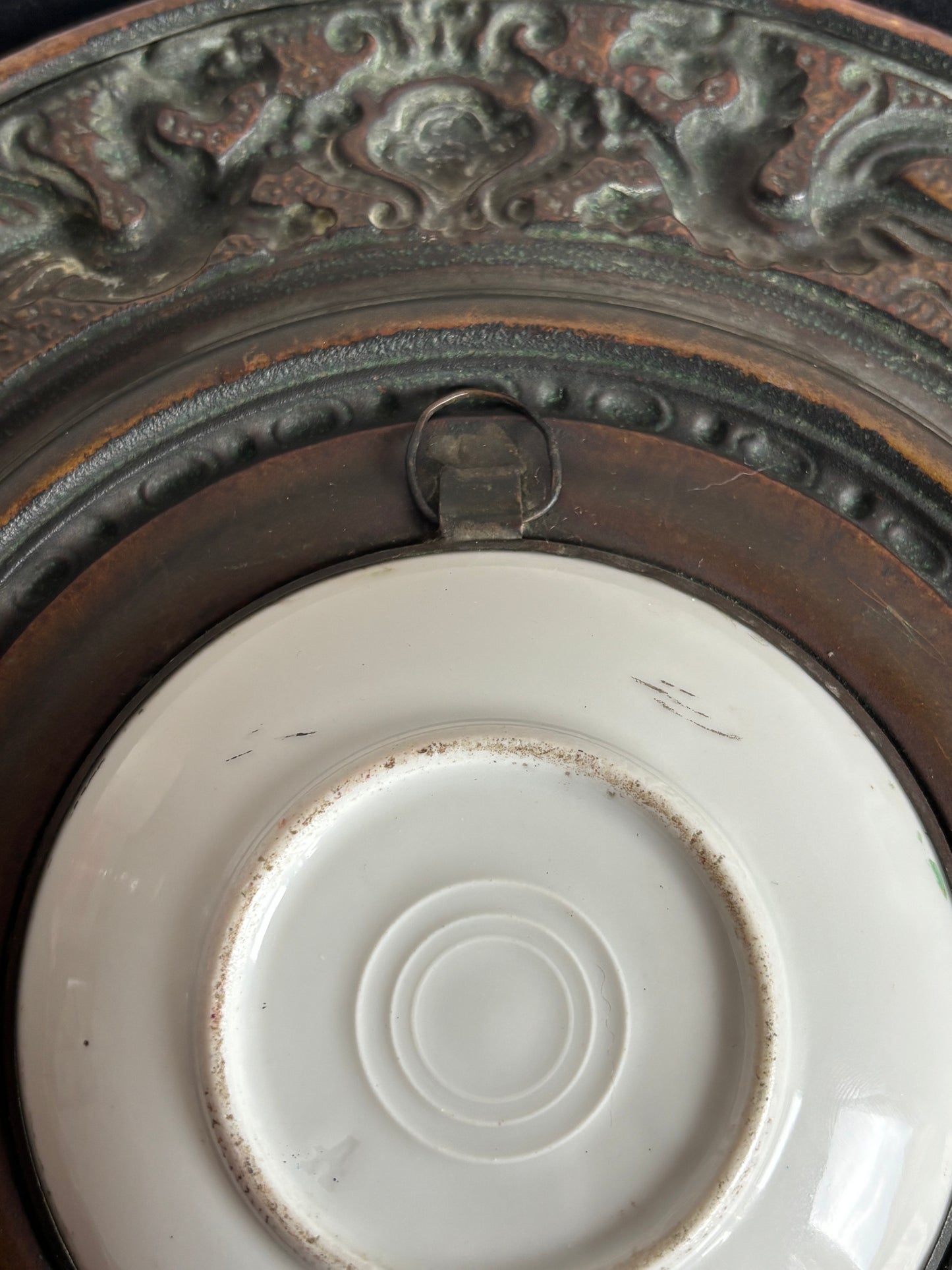 Piatto in ceramica con miniatura di nobildonna e cornice in metallo lavorato a sbalzo