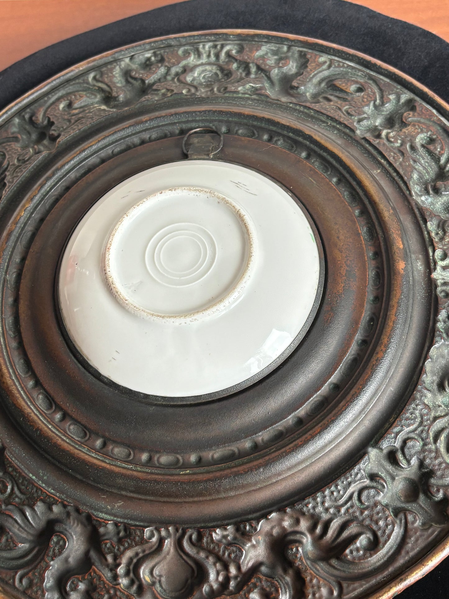 Piatto in ceramica con miniatura di nobildonna e cornice in metallo lavorato a sbalzo