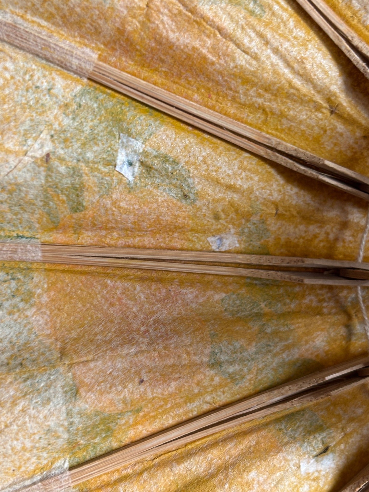 Ombrello parasole asiatico in carta di piccole dimensioni con fiori dipinti