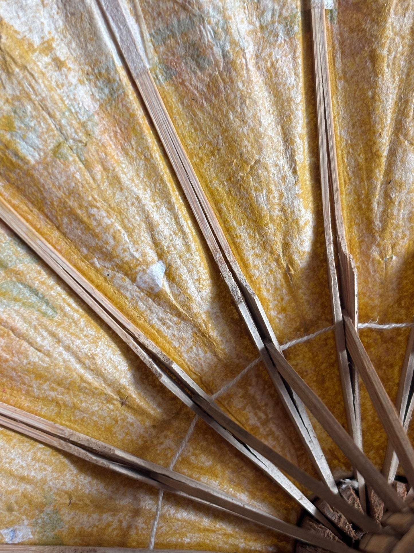 Ombrello parasole asiatico in carta di piccole dimensioni con fiori dipinti