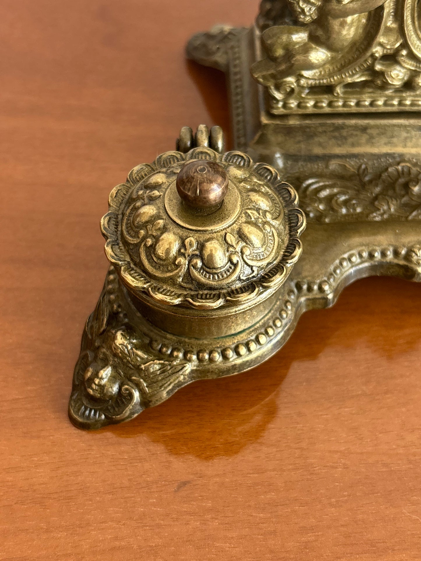 Vintage‑Tintenfass aus Metall mit originalen Behältern