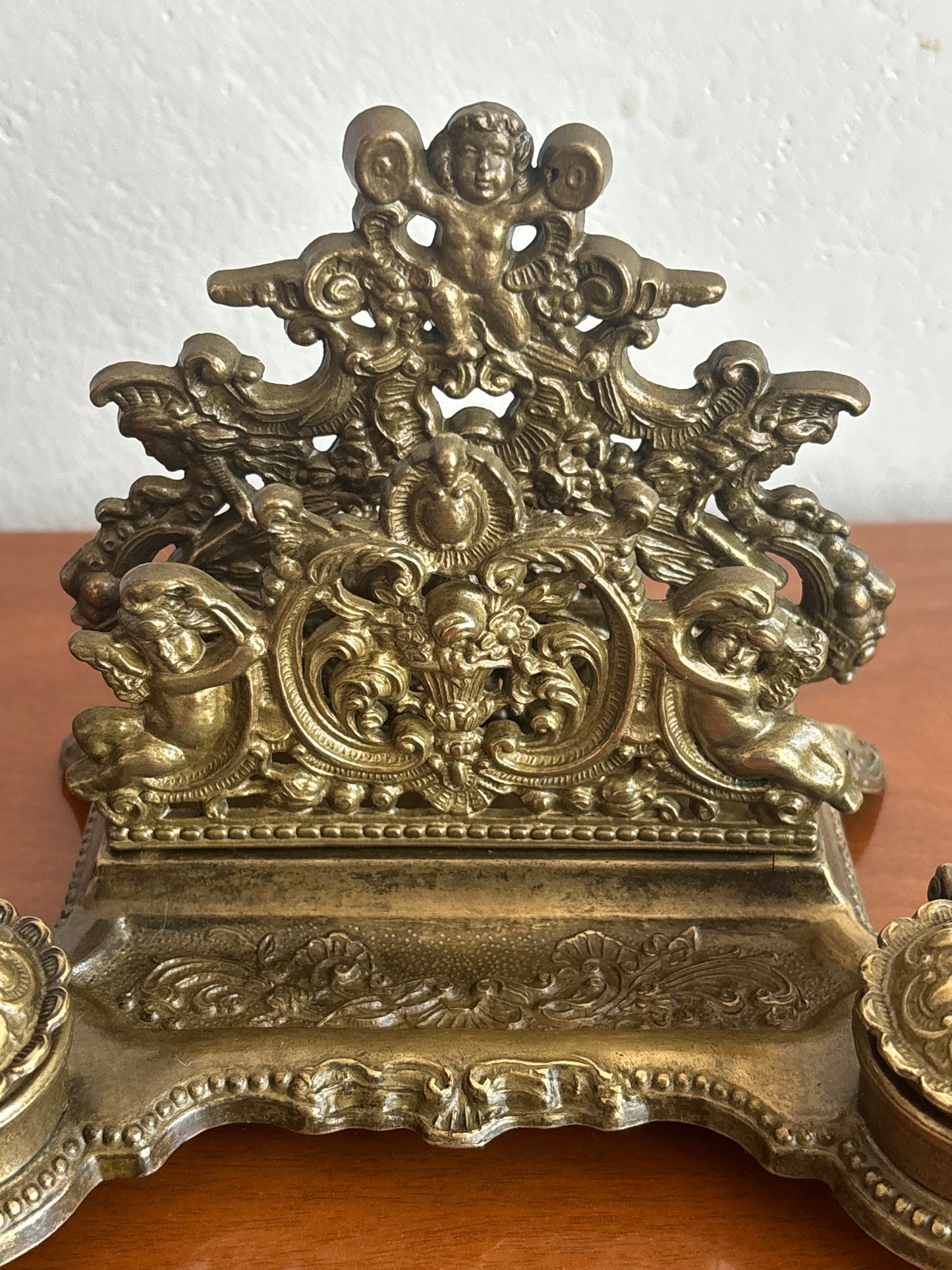 Vintage‑Tintenfass aus Metall mit originalen Behältern