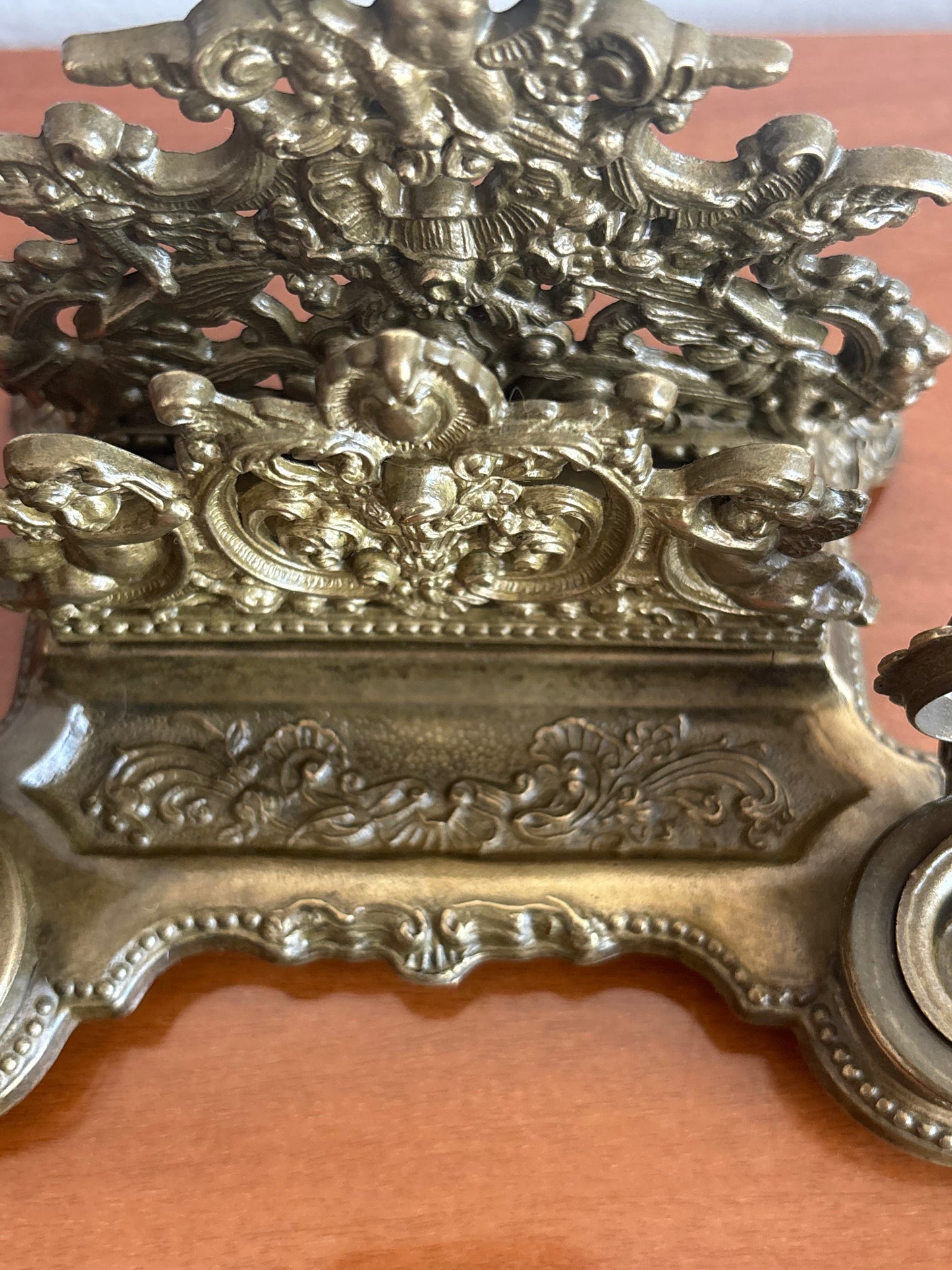 Vintage‑Tintenfass aus Metall mit originalen Behältern
