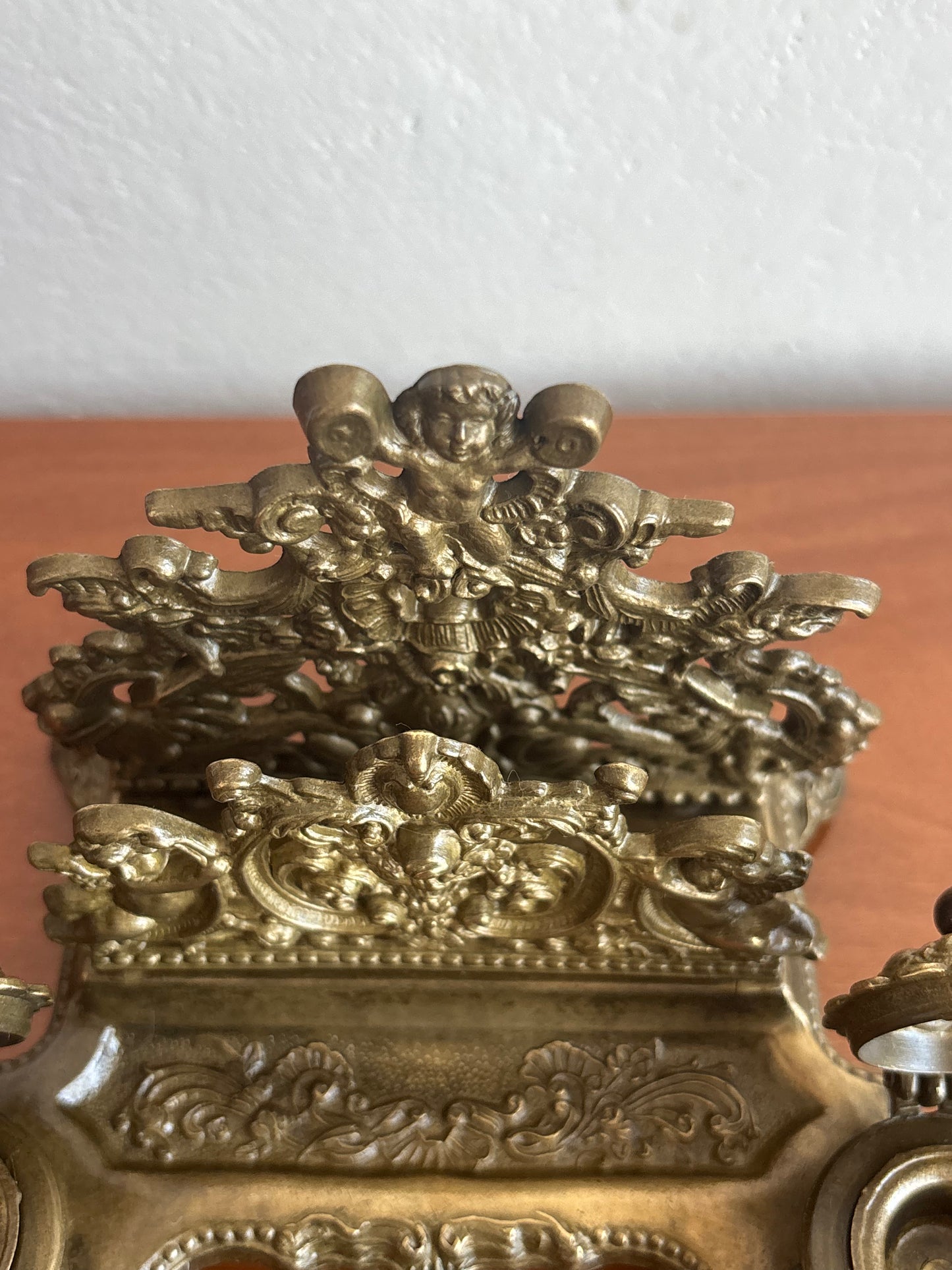 Vintage‑Tintenfass aus Metall mit originalen Behältern