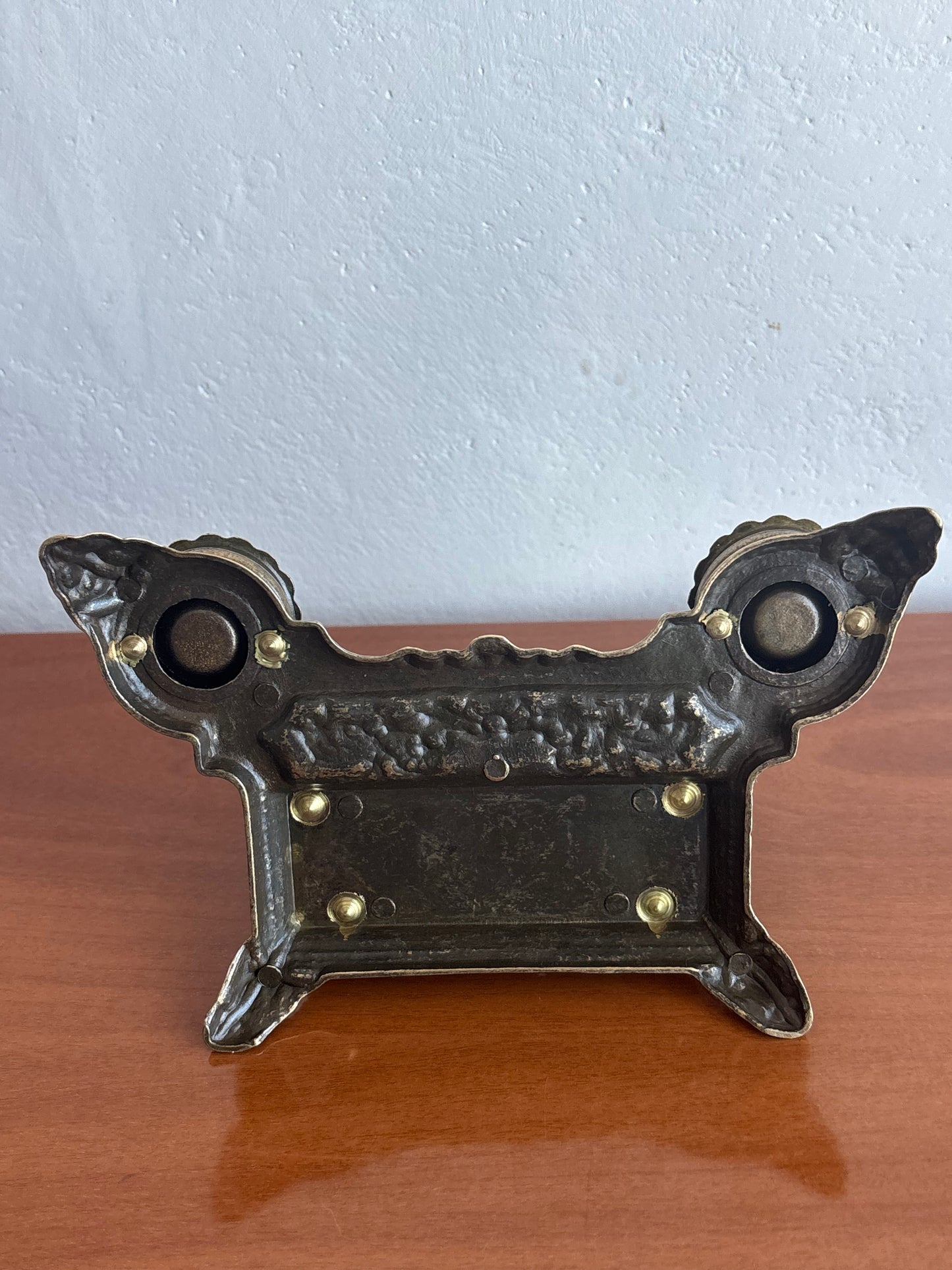 Vintage‑Tintenfass aus Metall mit originalen Behältern