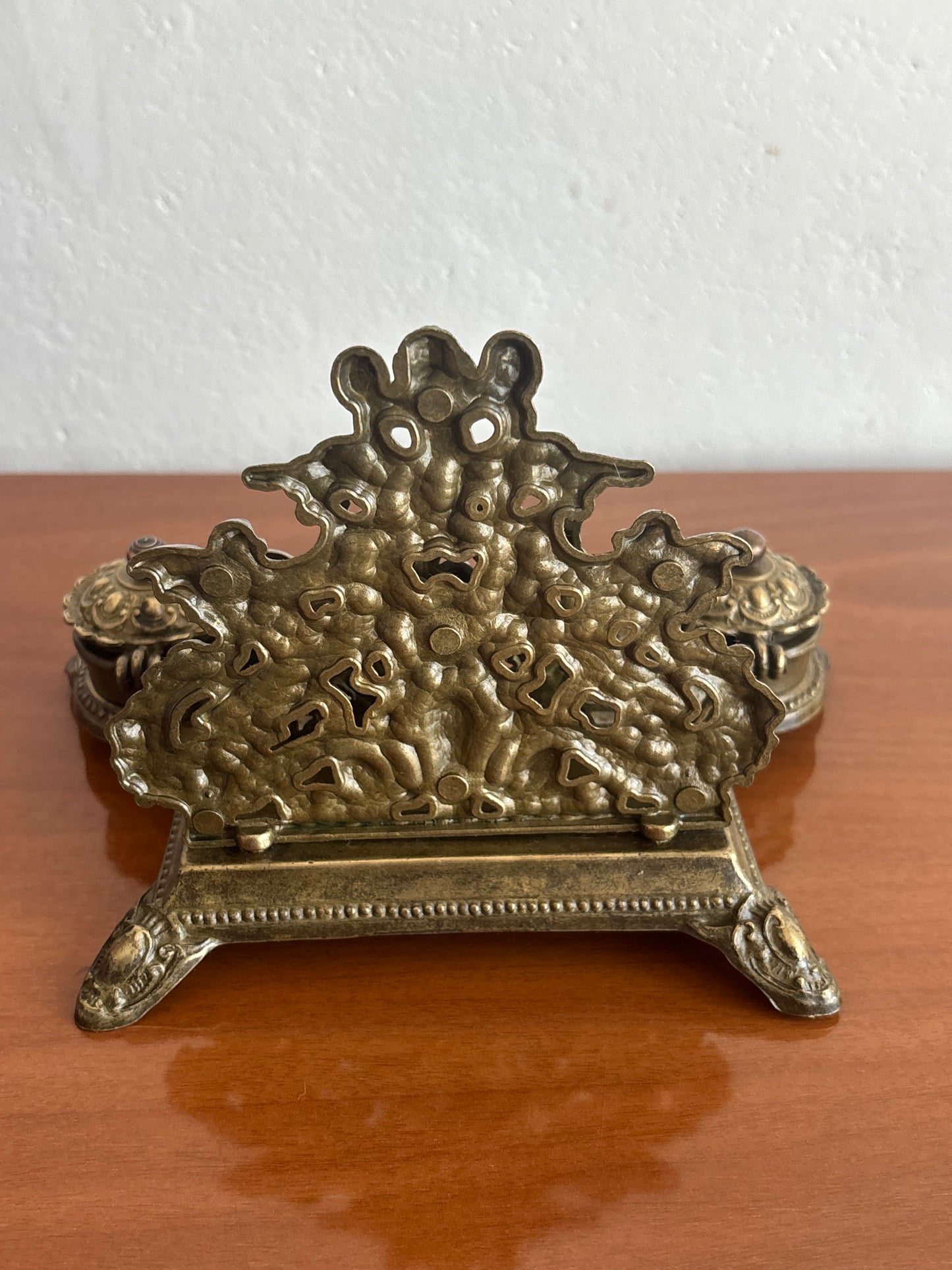 Vintage‑Tintenfass aus Metall mit originalen Behältern