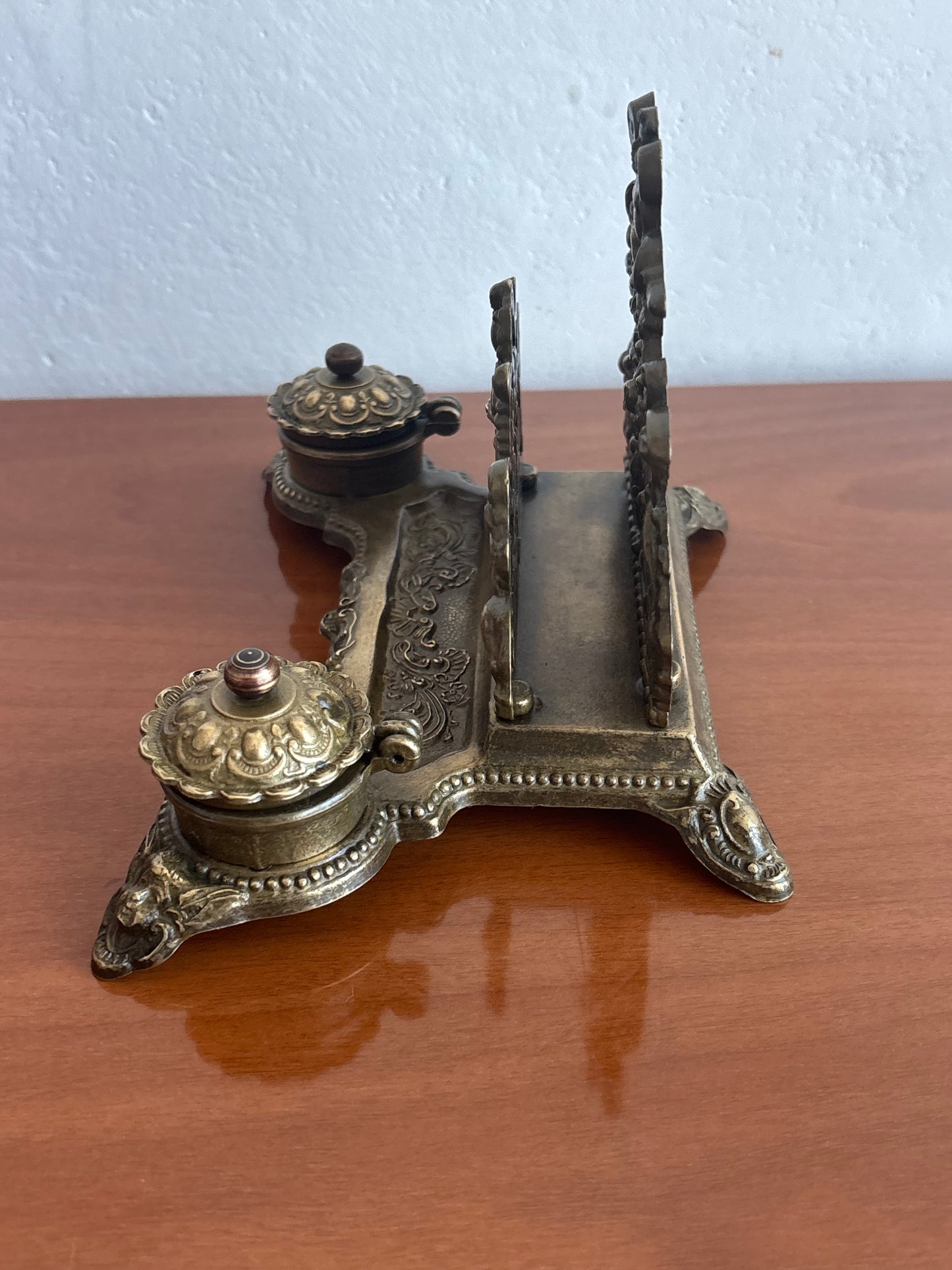 Vintage‑Tintenfass aus Metall mit originalen Behältern