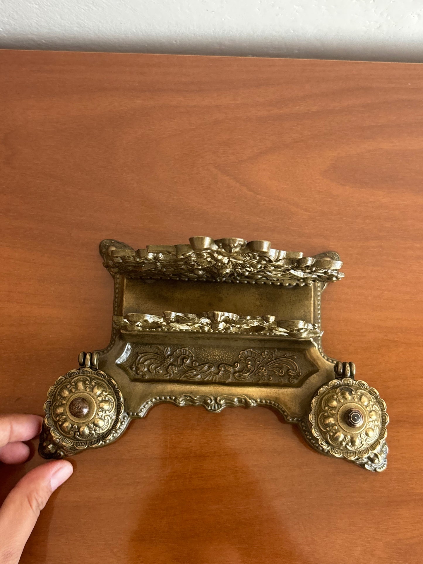 Vintage‑Tintenfass aus Metall mit originalen Behältern