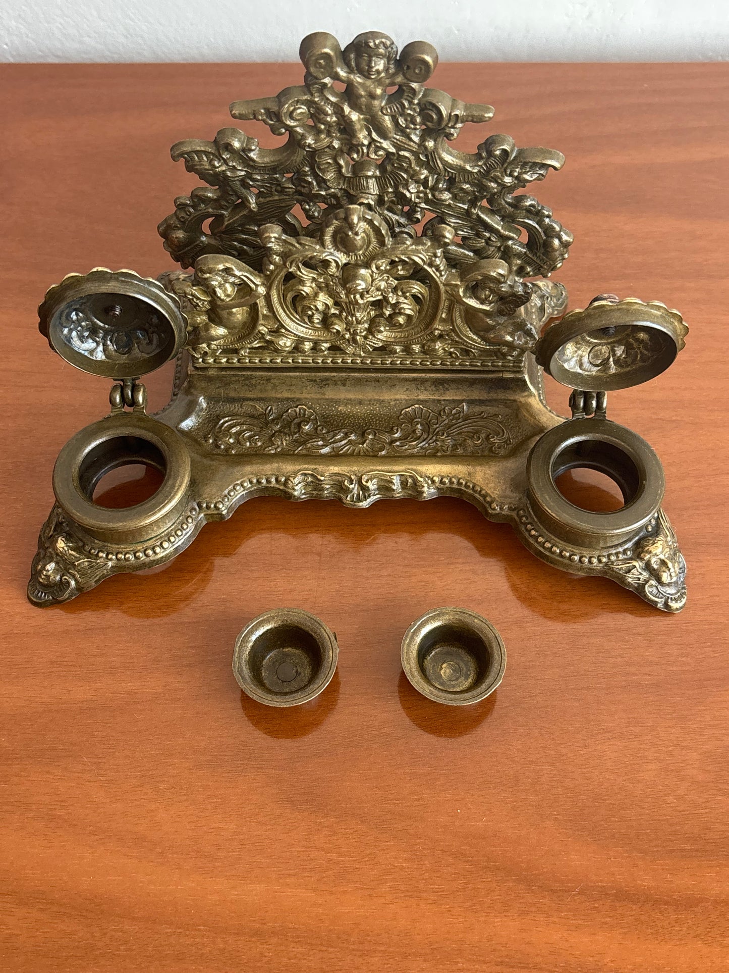 Vintage‑Tintenfass aus Metall mit originalen Behältern