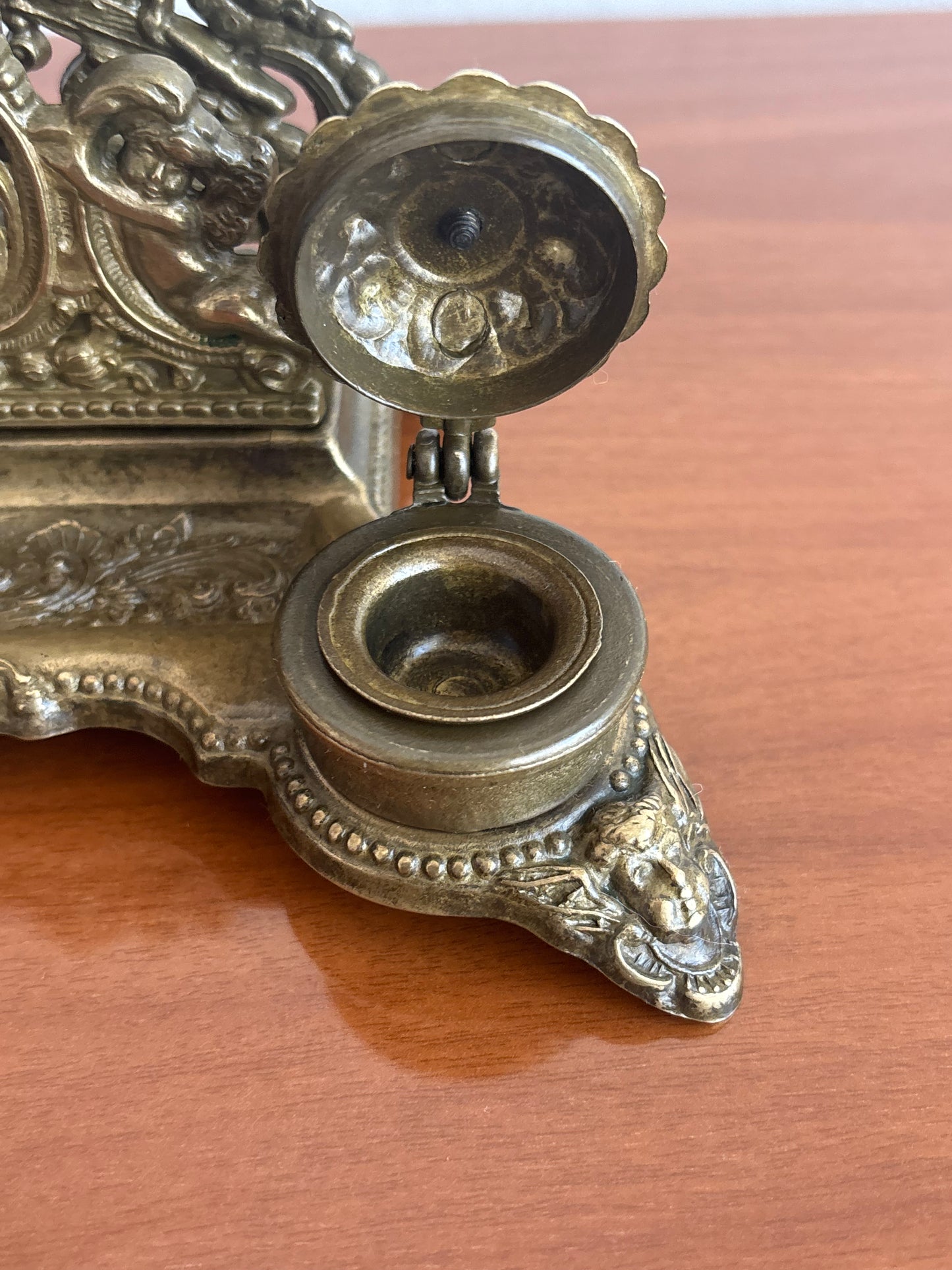 Vintage‑Tintenfass aus Metall mit originalen Behältern