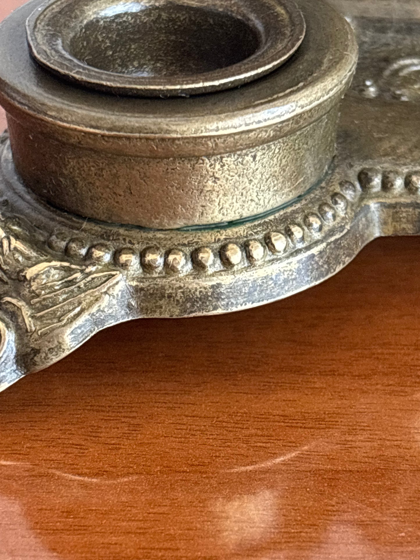 Vintage‑Tintenfass aus Metall mit originalen Behältern