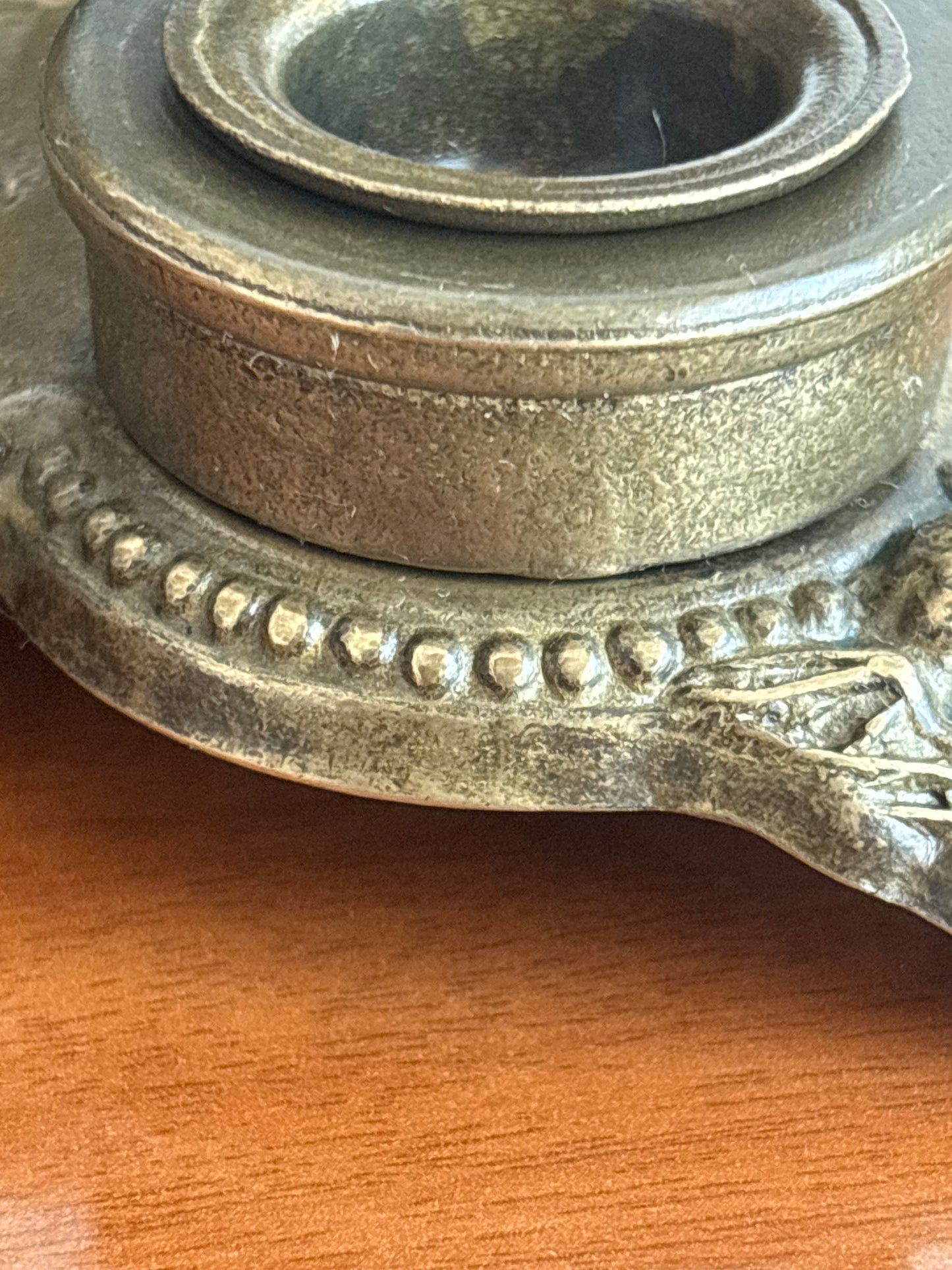 Vintage‑Tintenfass aus Metall mit originalen Behältern