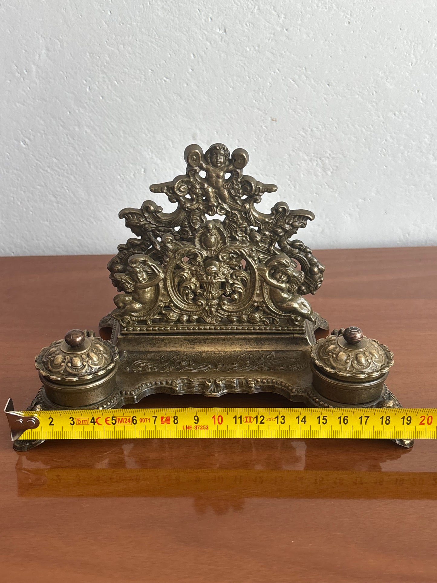 Vintage‑Tintenfass aus Metall mit originalen Behältern