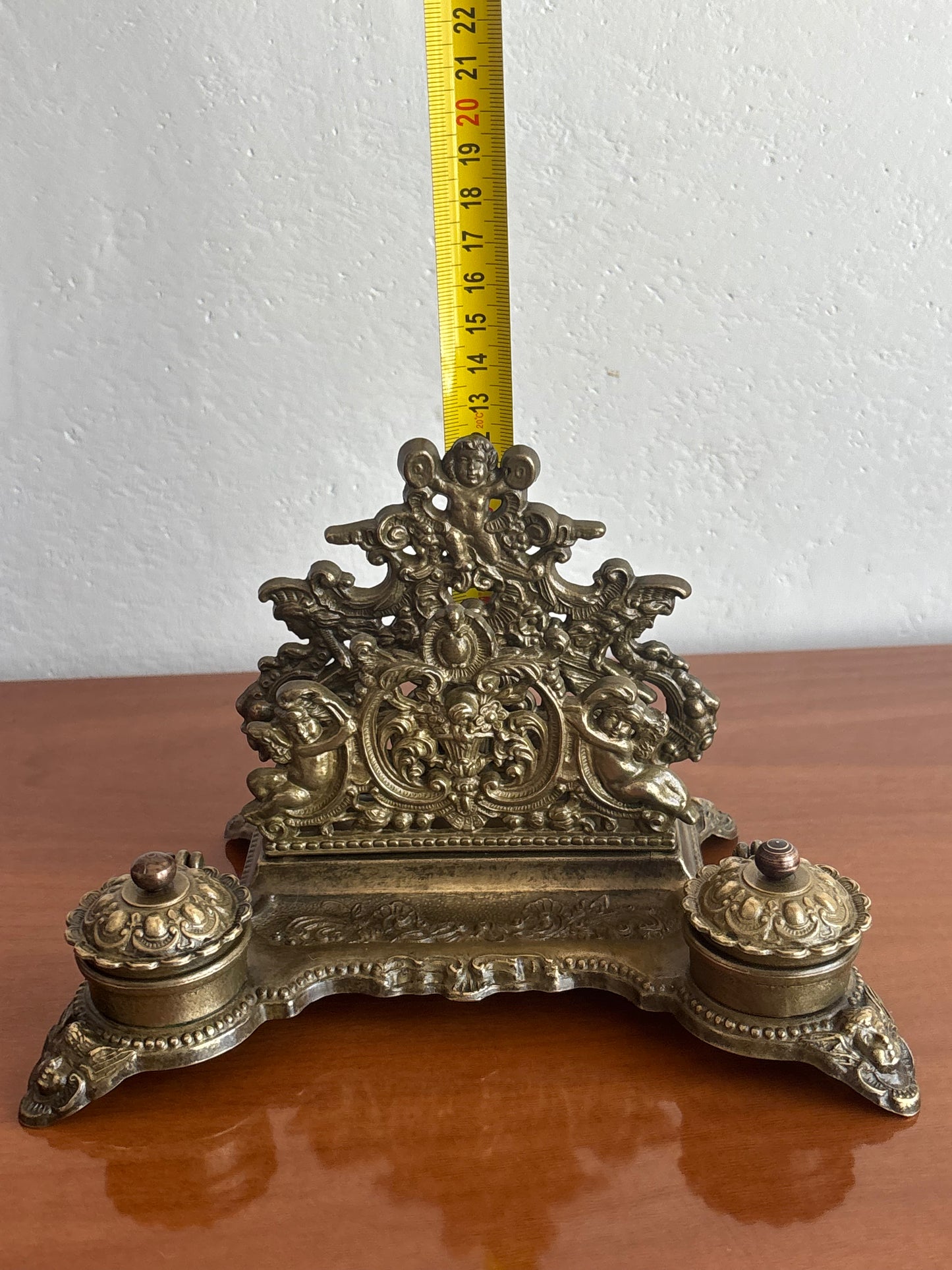 Vintage‑Tintenfass aus Metall mit originalen Behältern