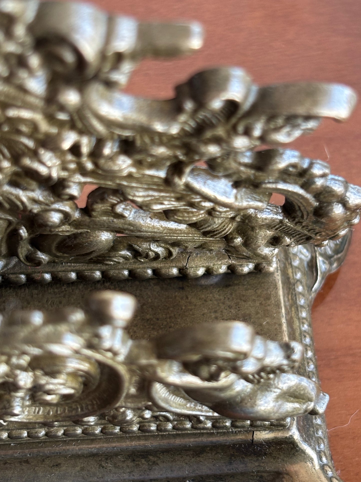 Vintage‑Tintenfass aus Metall mit originalen Behältern