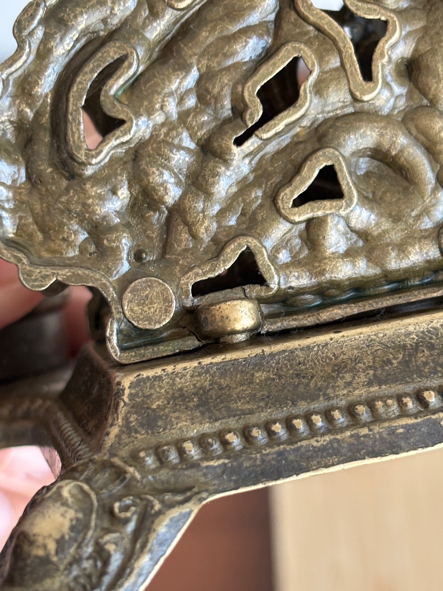 Vintage‑Tintenfass aus Metall mit originalen Behältern