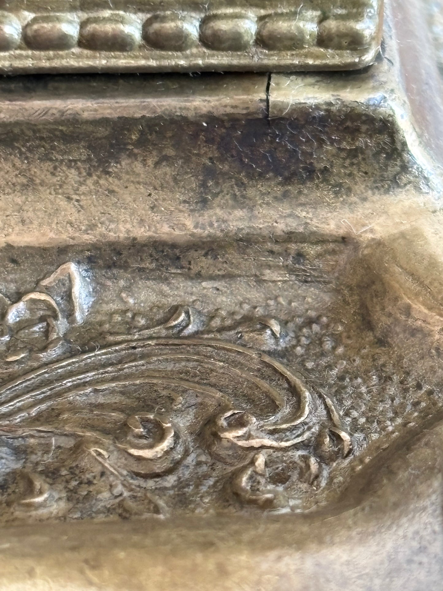 Vintage‑Tintenfass aus Metall mit originalen Behältern