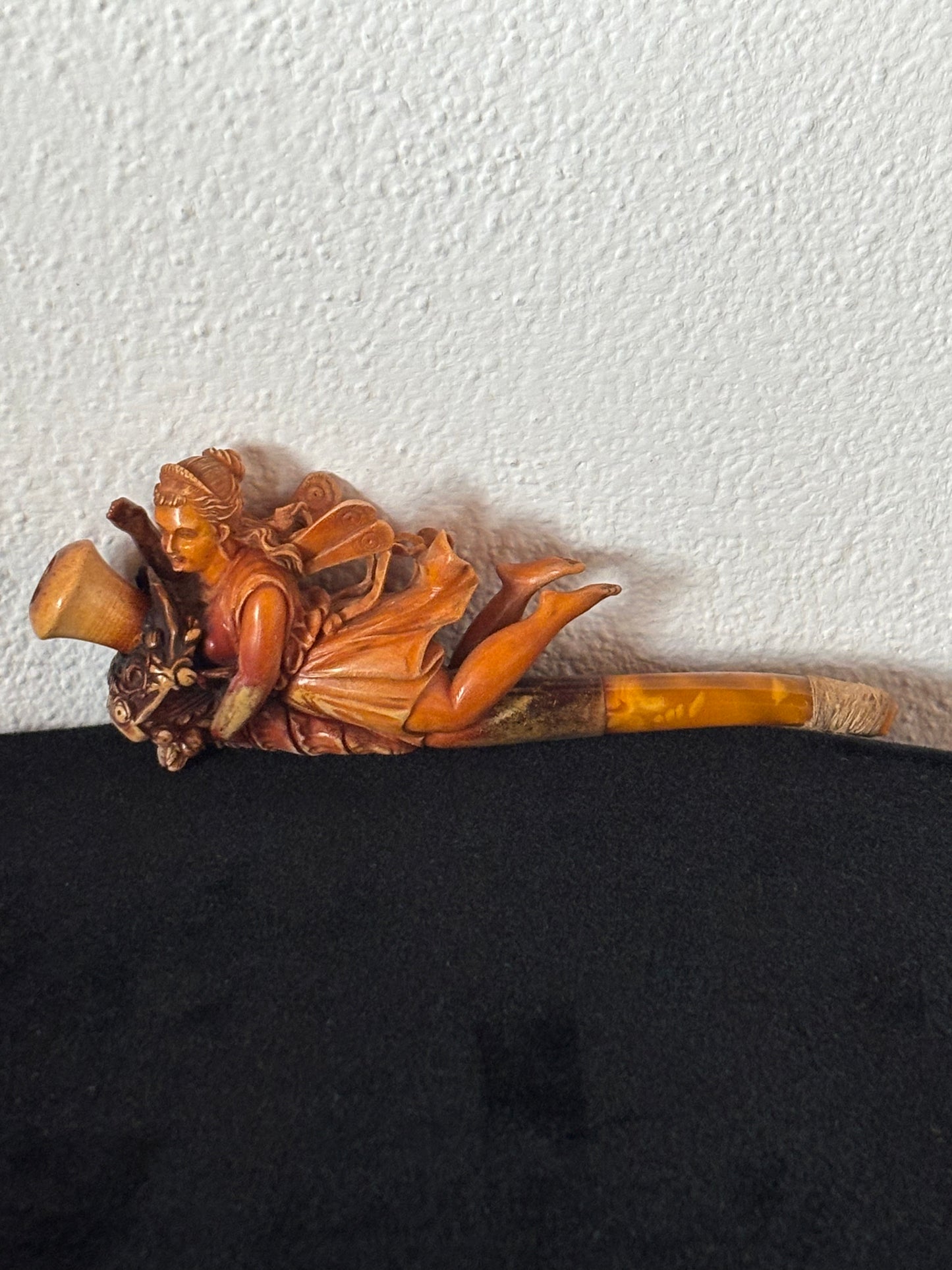 Antike Meerschaumpfeife – Geflügelte Frau mit Füllhorn – Dekorative Kunst, 19.–20. Jahrhundert