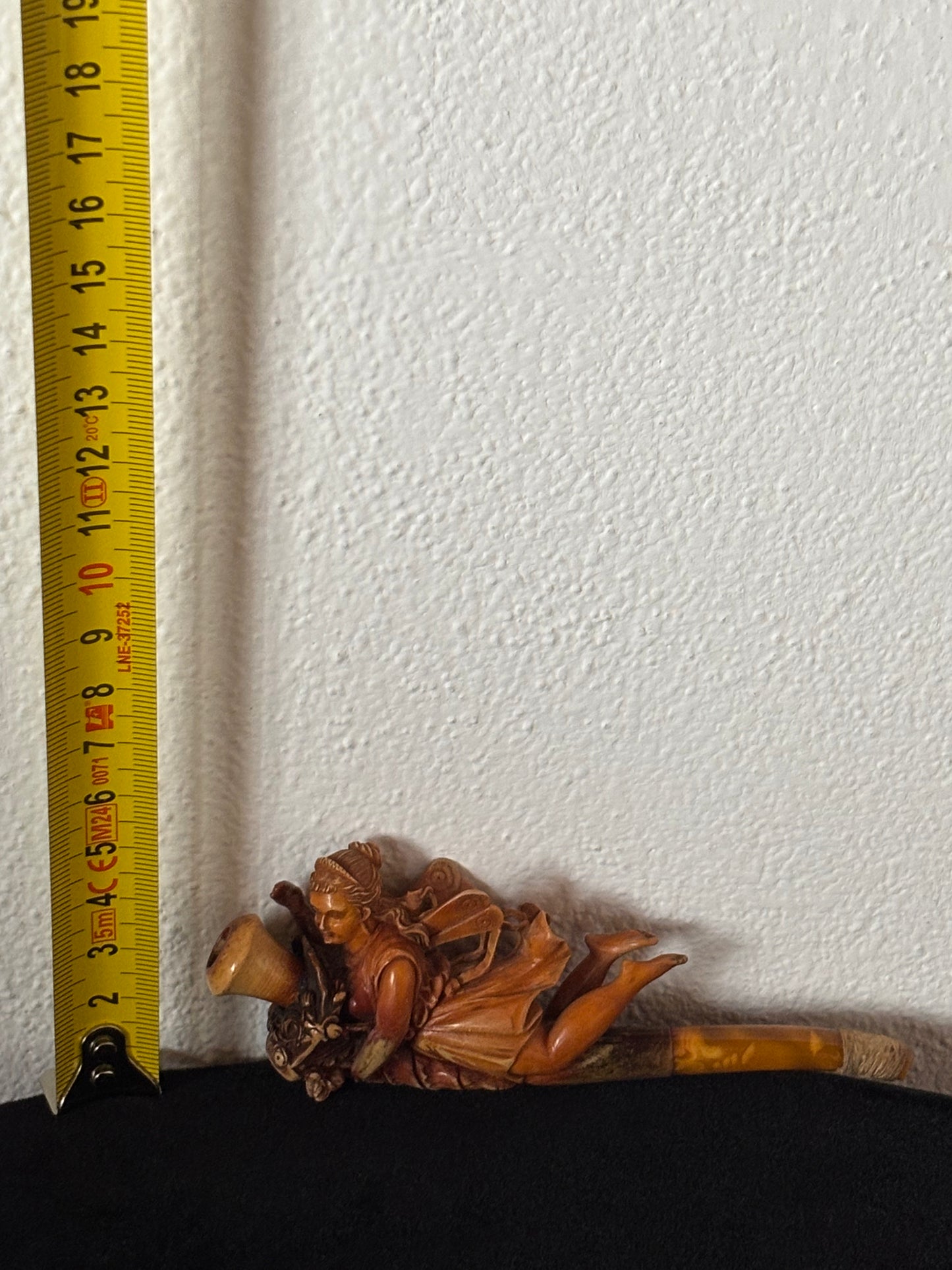 Antike Meerschaumpfeife – Geflügelte Frau mit Füllhorn – Dekorative Kunst, 19.–20. Jahrhundert