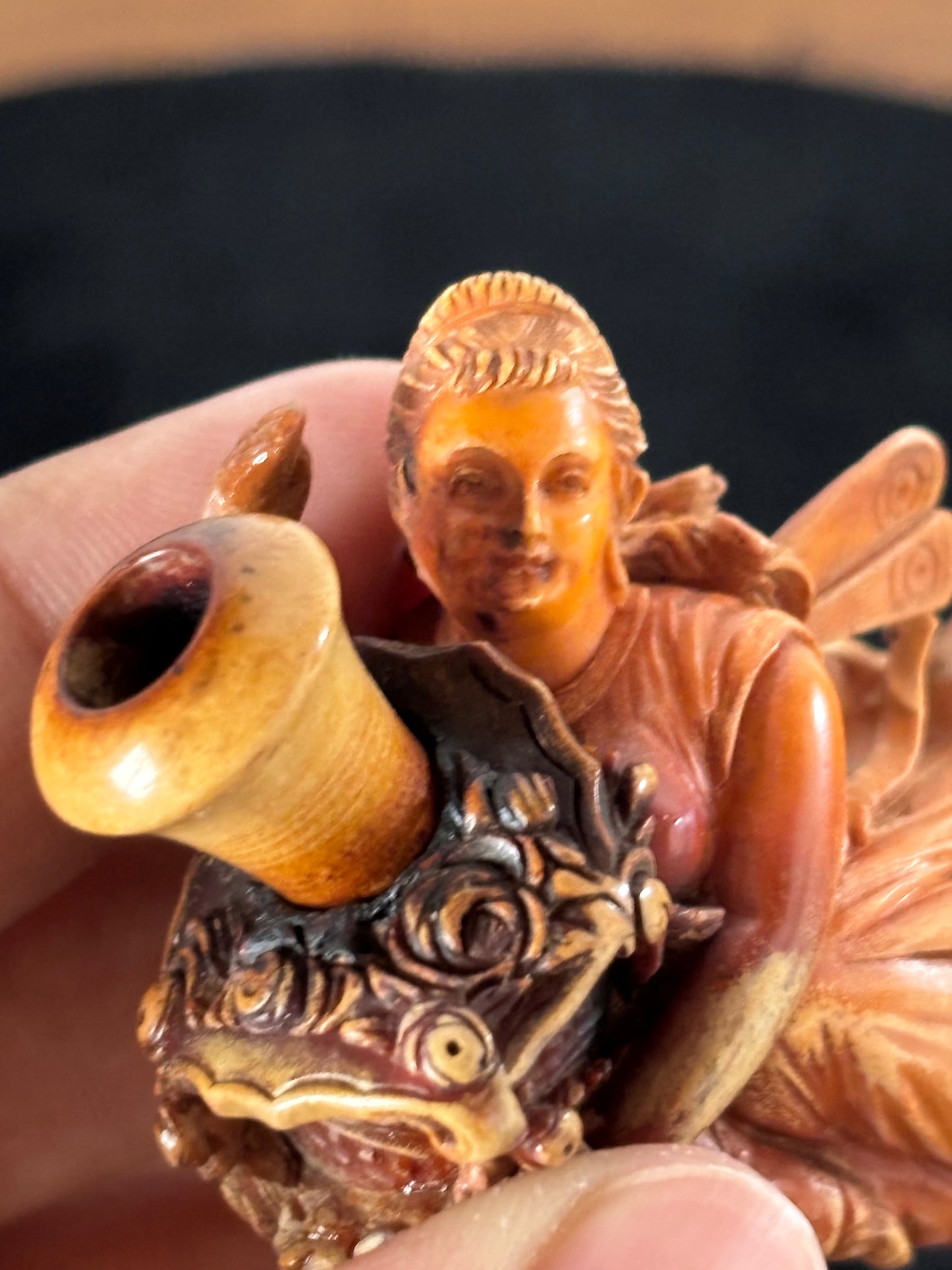 Antike Meerschaumpfeife – Geflügelte Frau mit Füllhorn – Dekorative Kunst, 19.–20. Jahrhundert