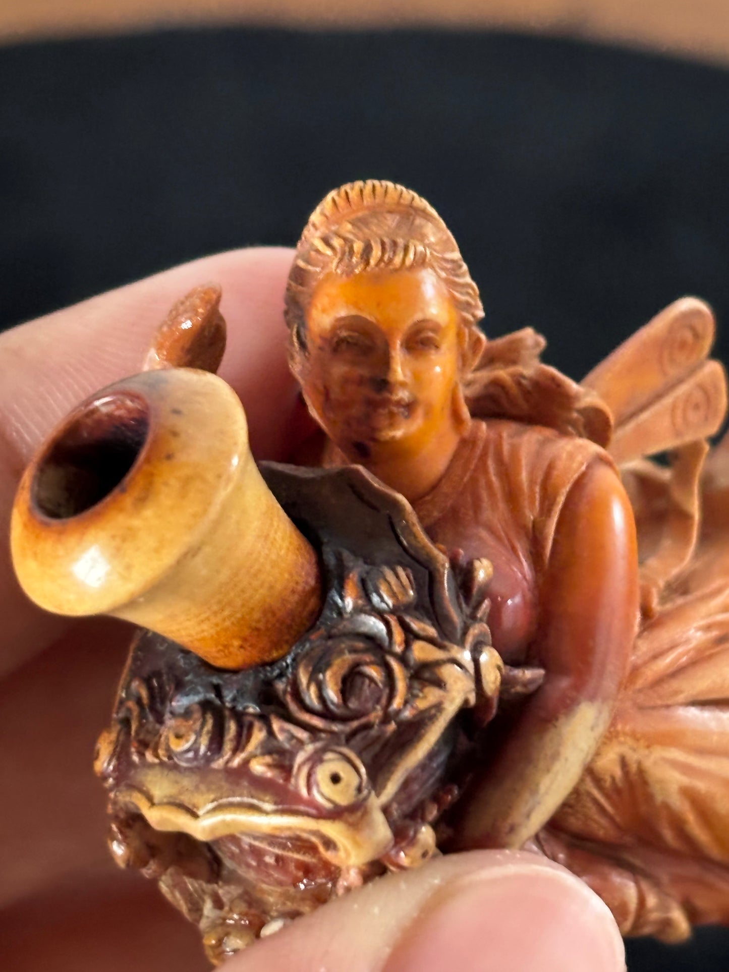 Antike Meerschaumpfeife – Geflügelte Frau mit Füllhorn – Dekorative Kunst, 19.–20. Jahrhundert