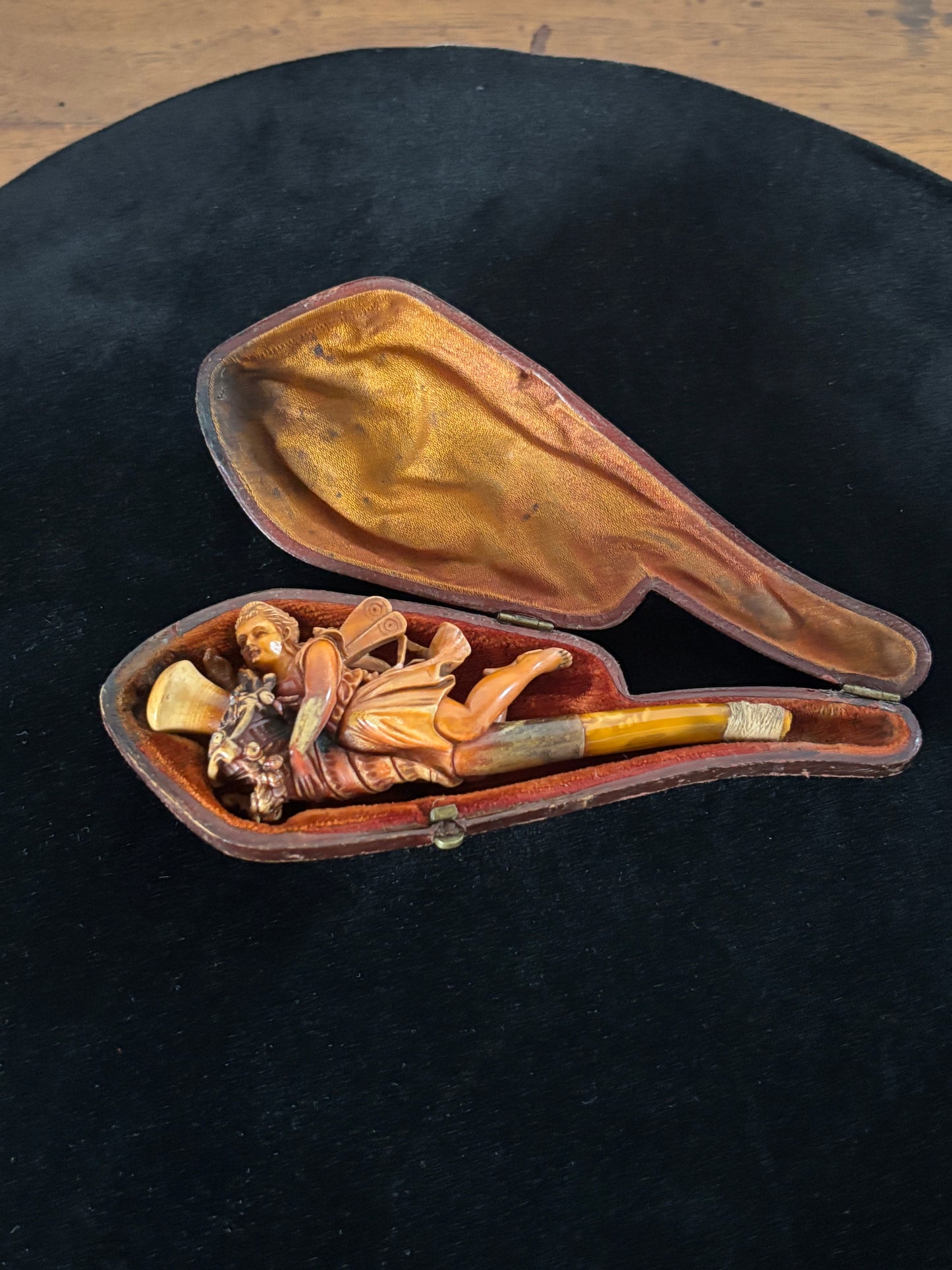 Antike Meerschaumpfeife – Geflügelte Frau mit Füllhorn – Dekorative Kunst, 19.–20. Jahrhundert