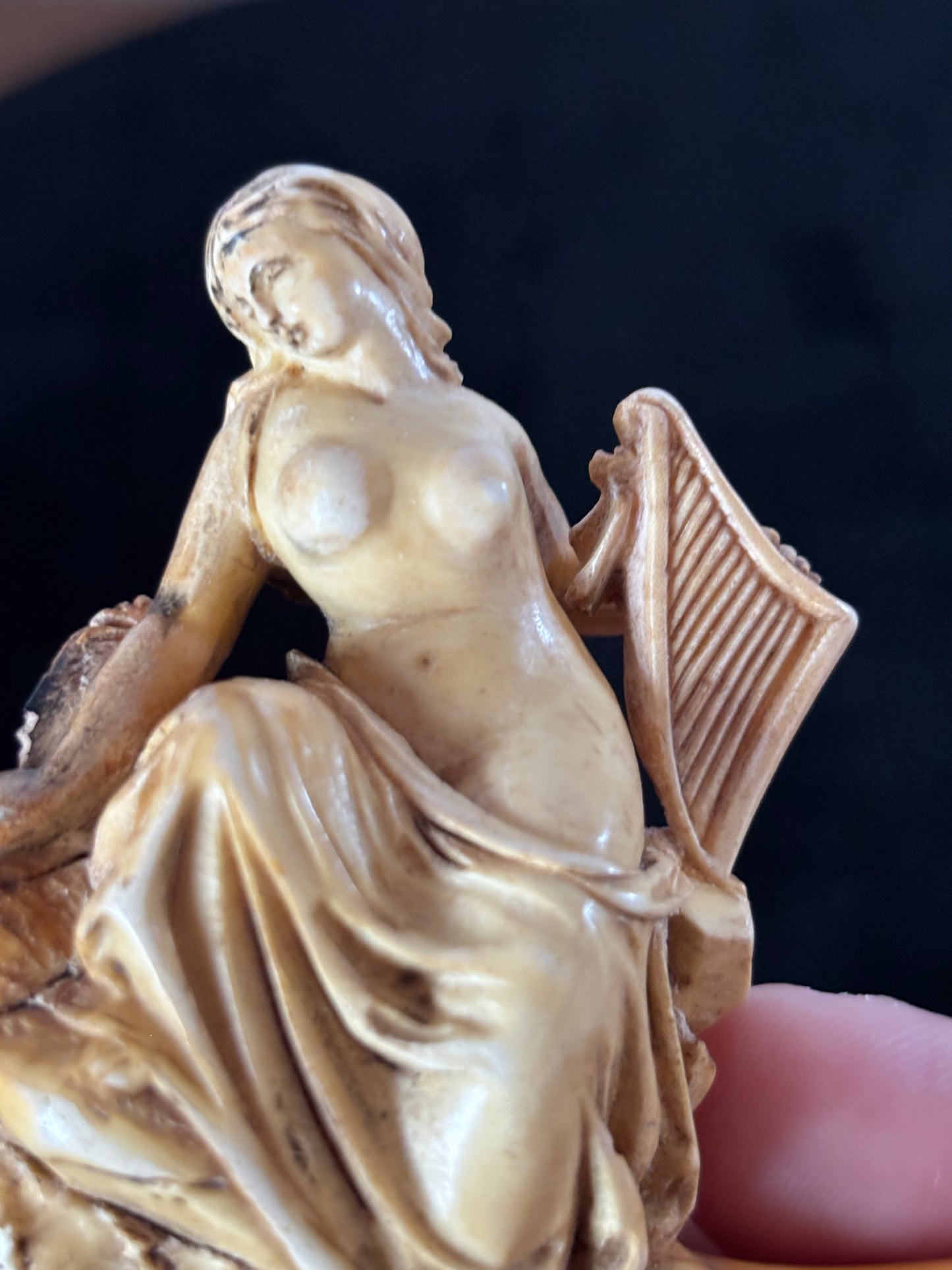 Pipa in Schiuma di Mare – Figura Femminile con Arpa, Parte Superiore Rimovibile