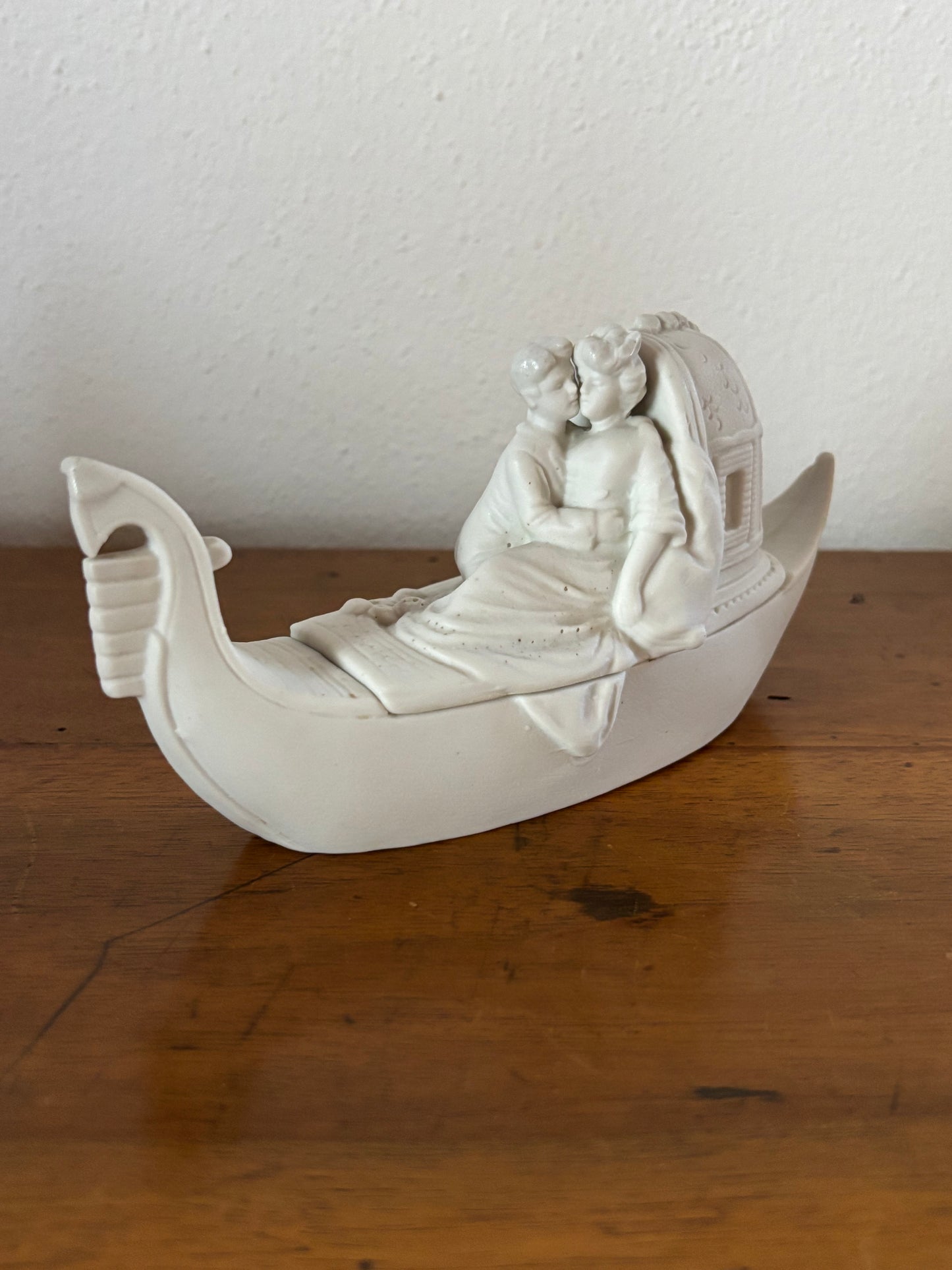 Vasetto in ceramica bisquit – Coppia di amanti in gondola veneziana con coperchio
