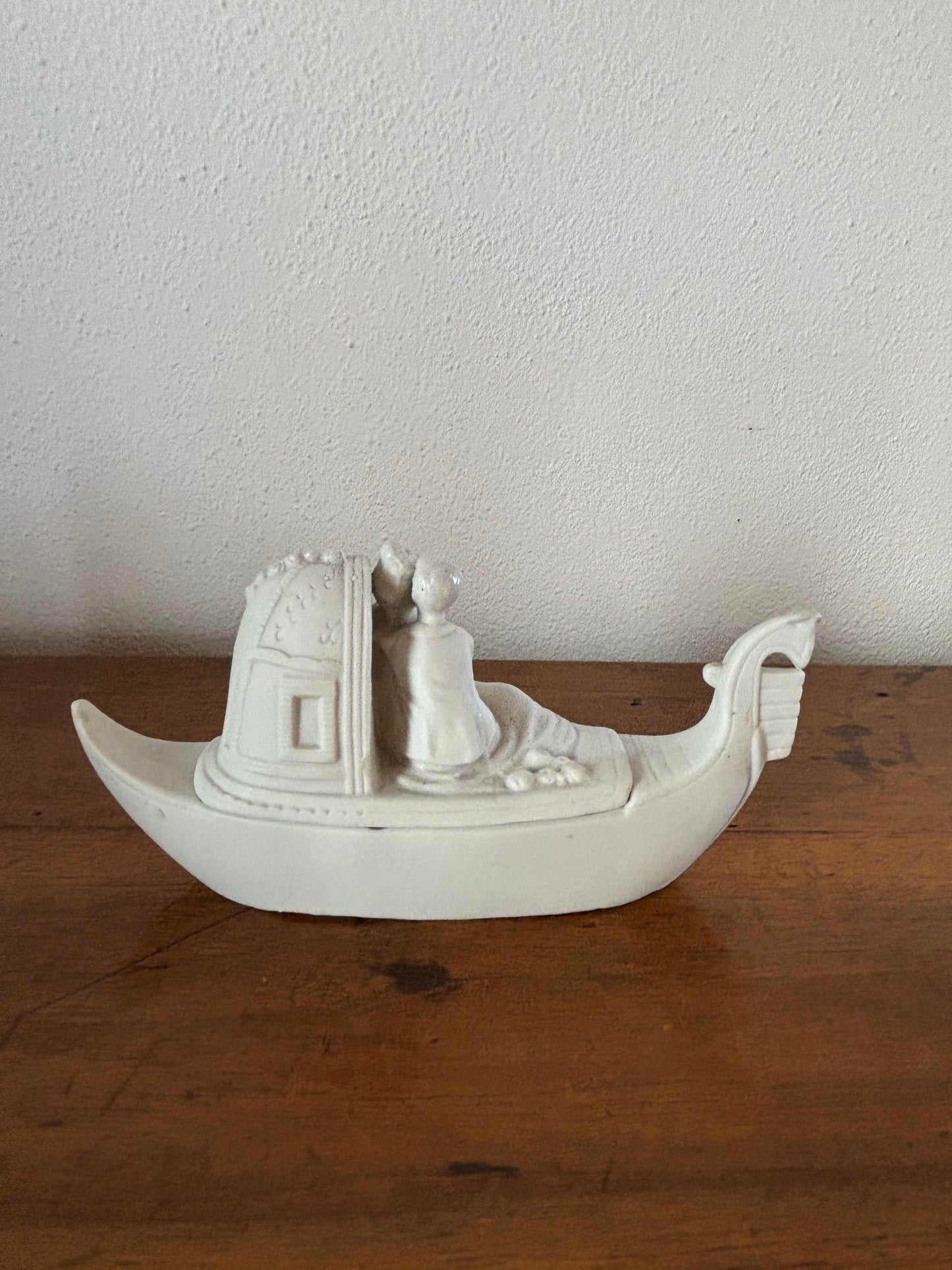 Vasetto in ceramica bisquit – Coppia di amanti in gondola veneziana con coperchio