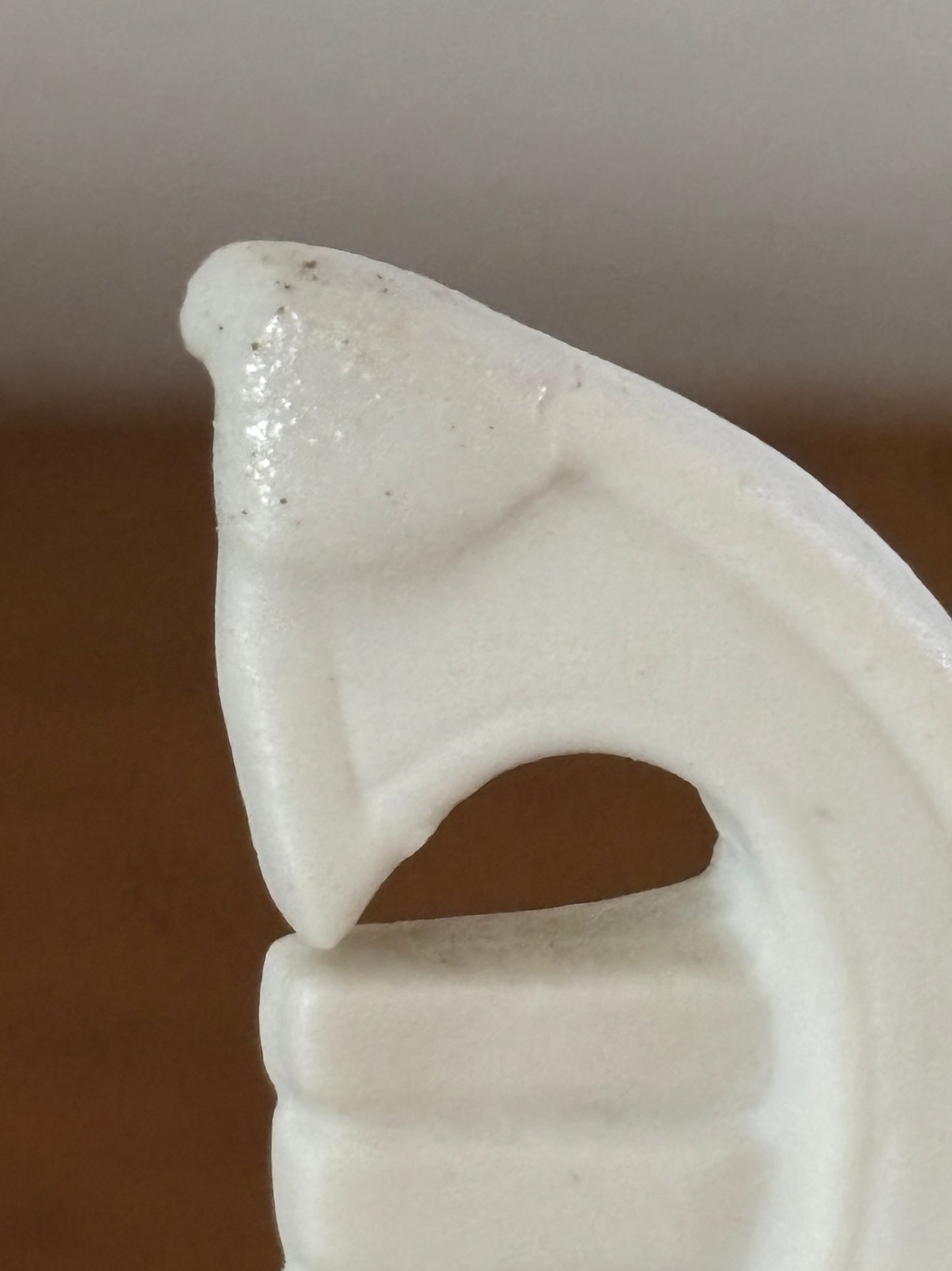 Vasetto in ceramica bisquit – Coppia di amanti in gondola veneziana con coperchio