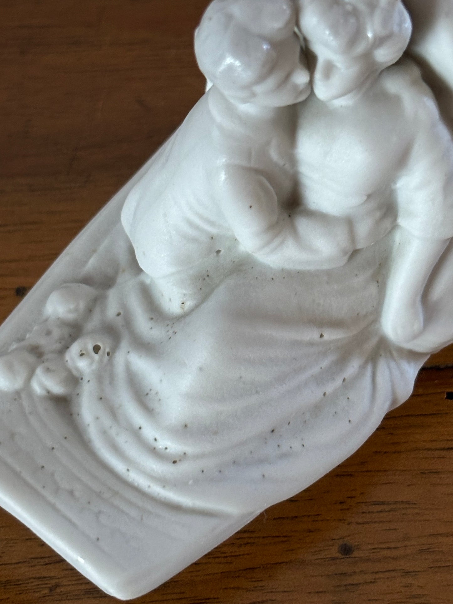 Vasetto in ceramica bisquit – Coppia di amanti in gondola veneziana con coperchio