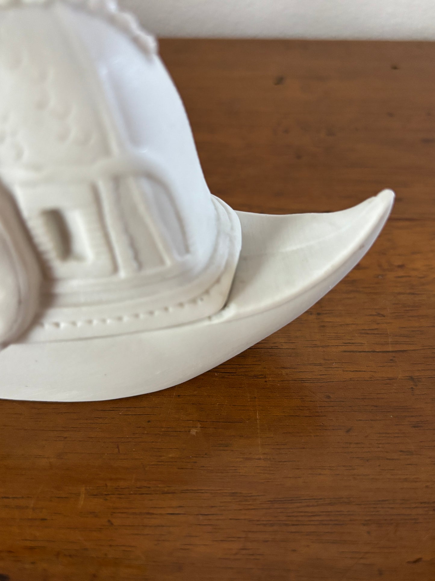 Vasetto in ceramica bisquit – Coppia di amanti in gondola veneziana con coperchio