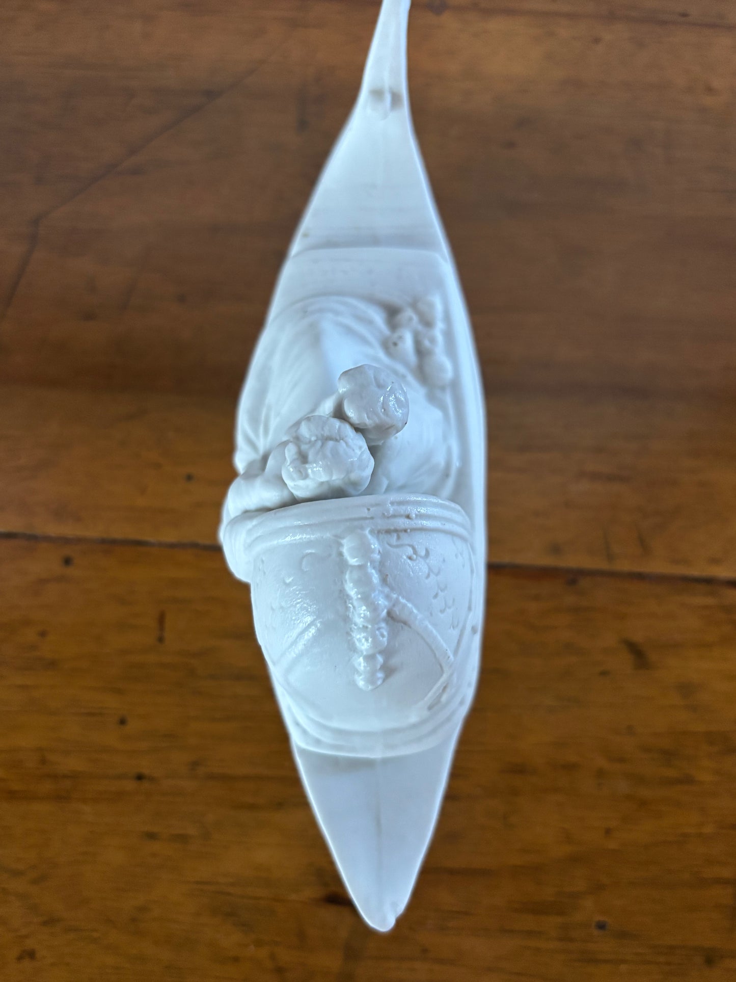 Vasetto in ceramica bisquit – Coppia di amanti in gondola veneziana con coperchio
