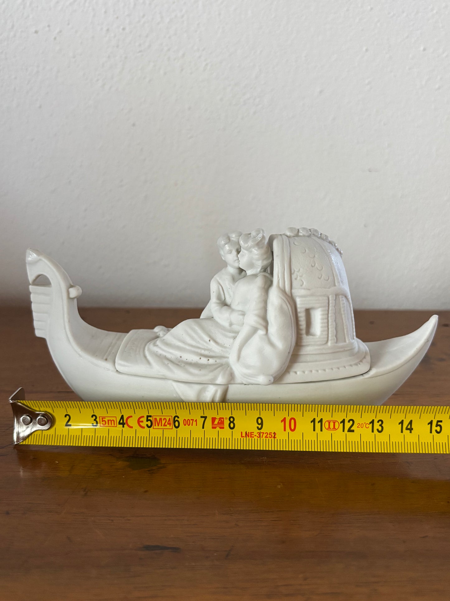 Vasetto in ceramica bisquit – Coppia di amanti in gondola veneziana con coperchio