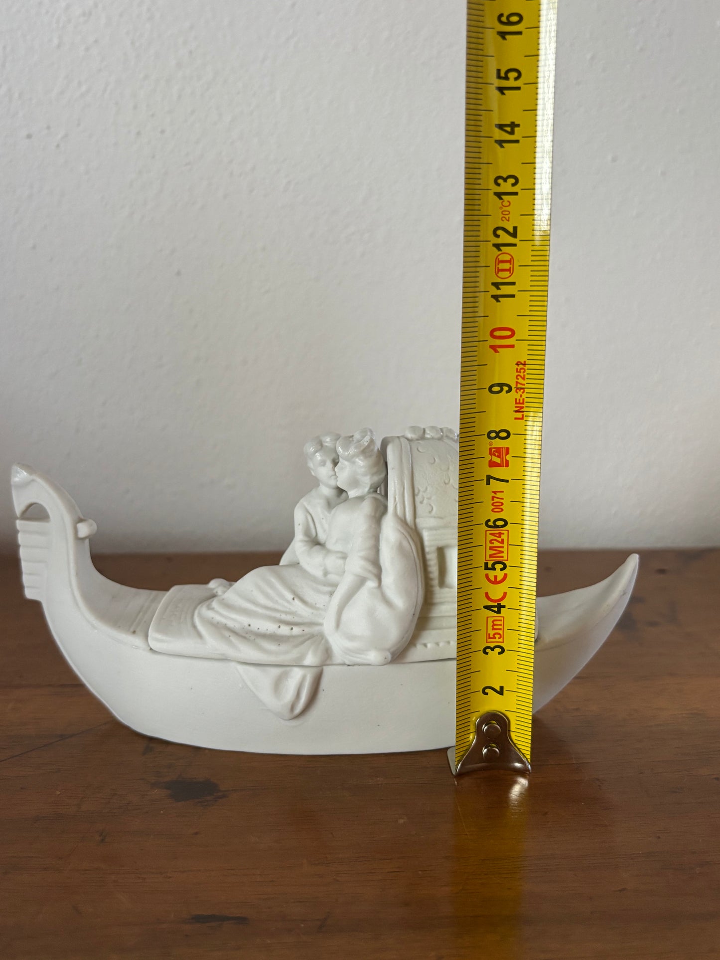 Vasetto in ceramica bisquit – Coppia di amanti in gondola veneziana con coperchio