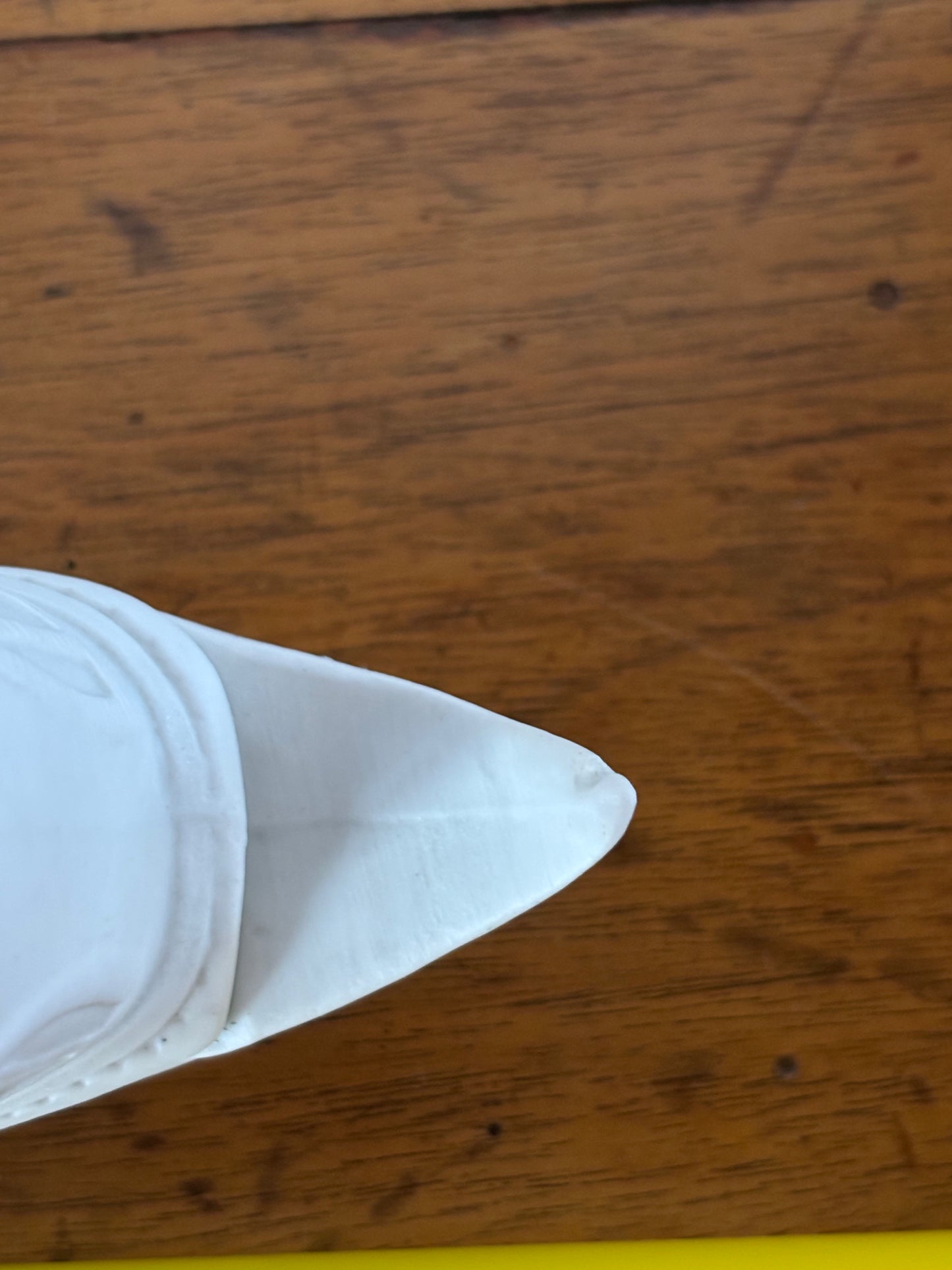 Vasetto in ceramica bisquit – Coppia di amanti in gondola veneziana con coperchio