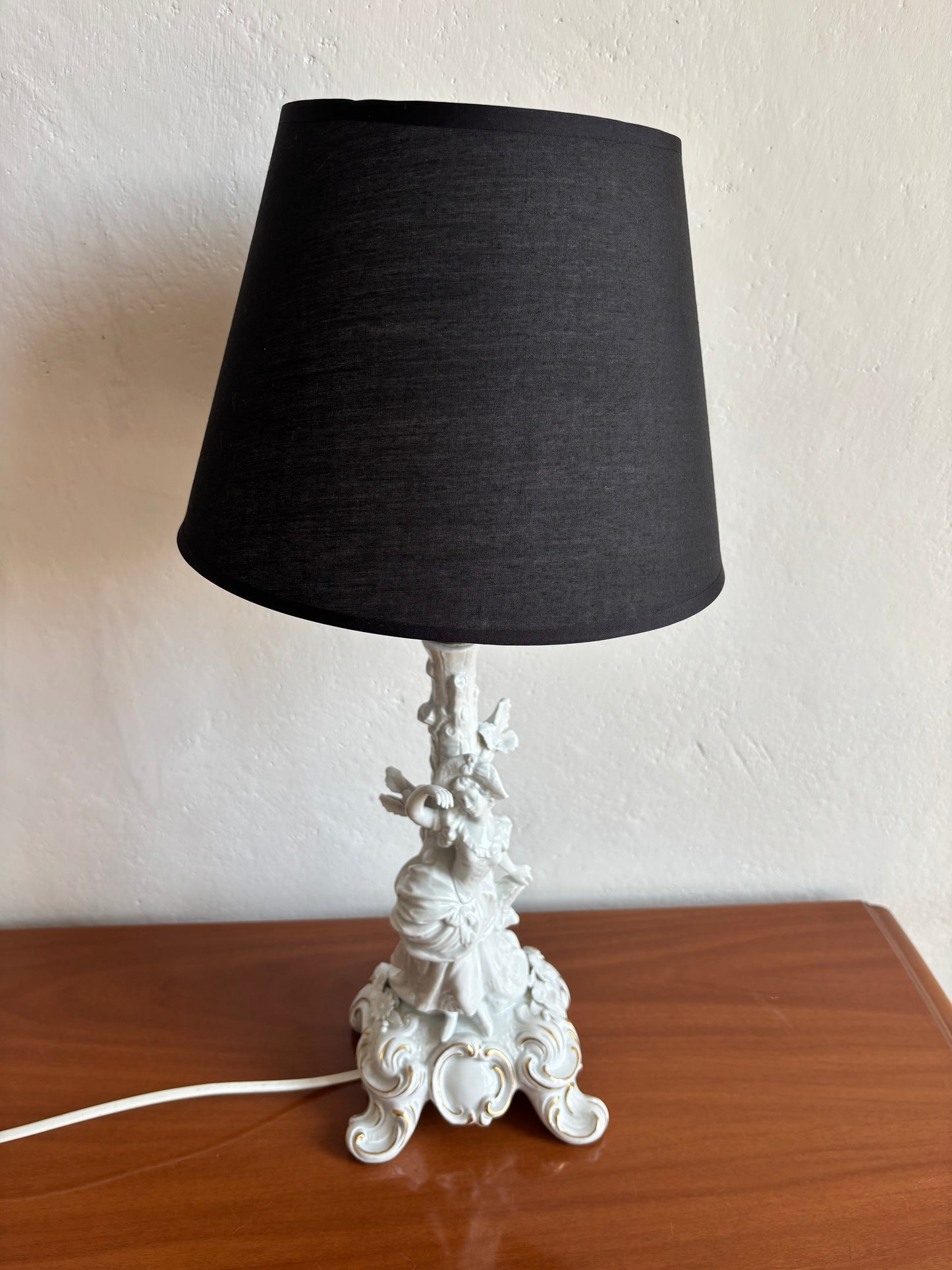 Lampada in ceramica bianca marcata con N coronata