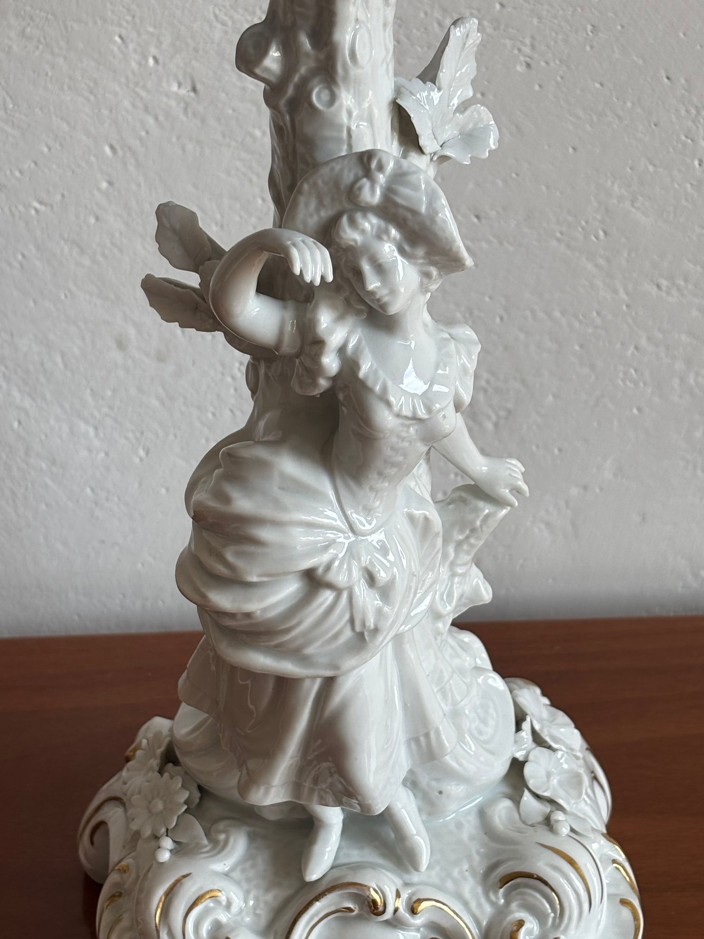 Lampada in ceramica bianca marcata con N coronata