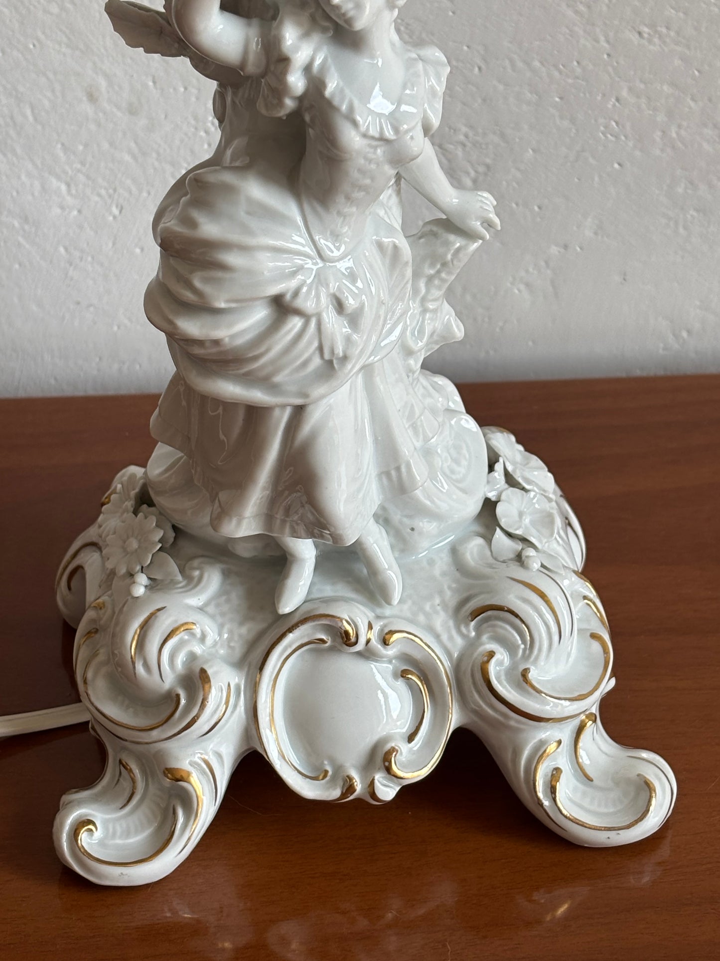 Lampada in ceramica bianca marcata con N coronata