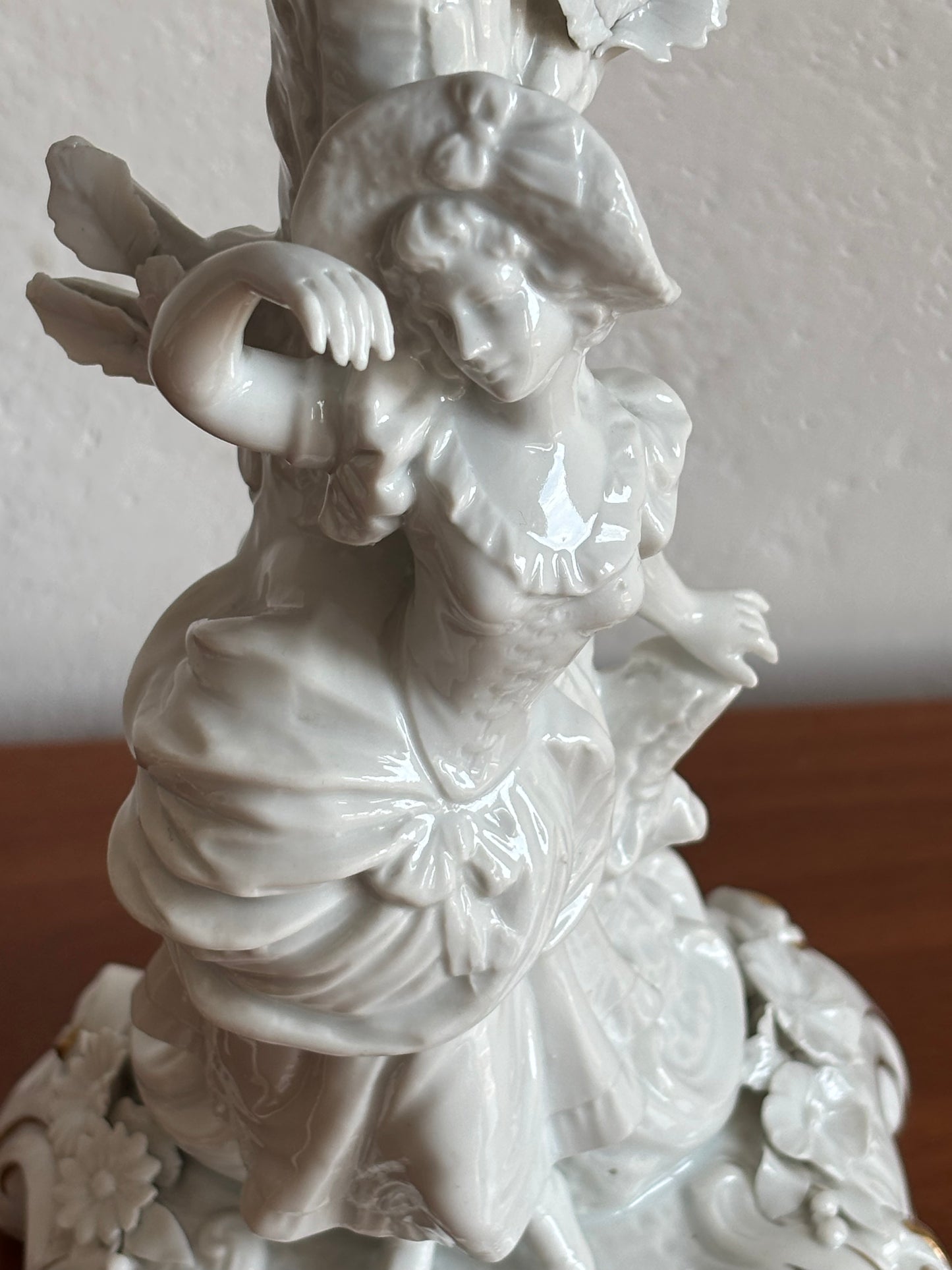 Lampada in ceramica bianca marcata con N coronata